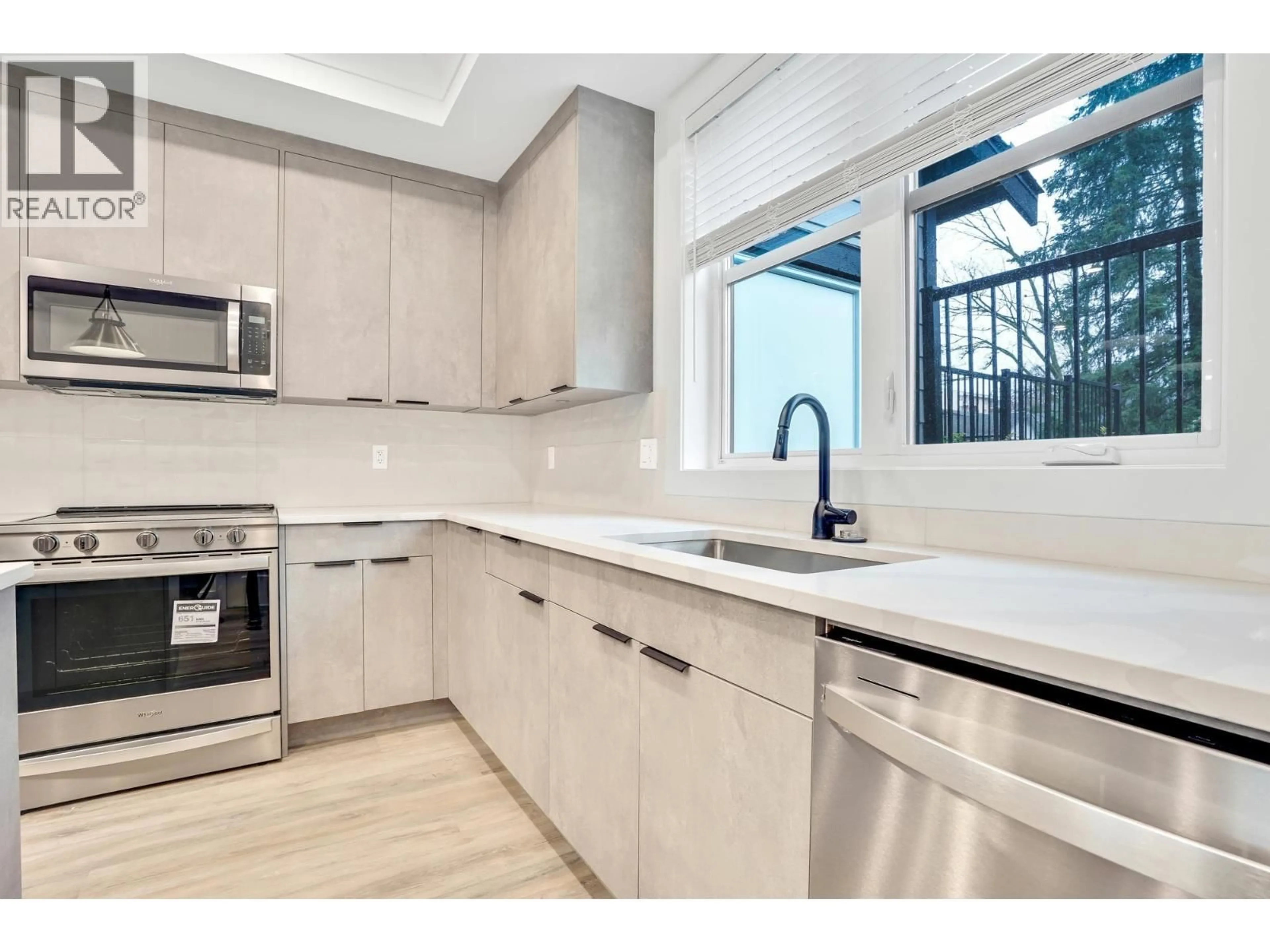 Open concept kitchen, ceramic/tile floor for 47 EIGHTH AVENUE, New Westminster British Columbia V3L4J4