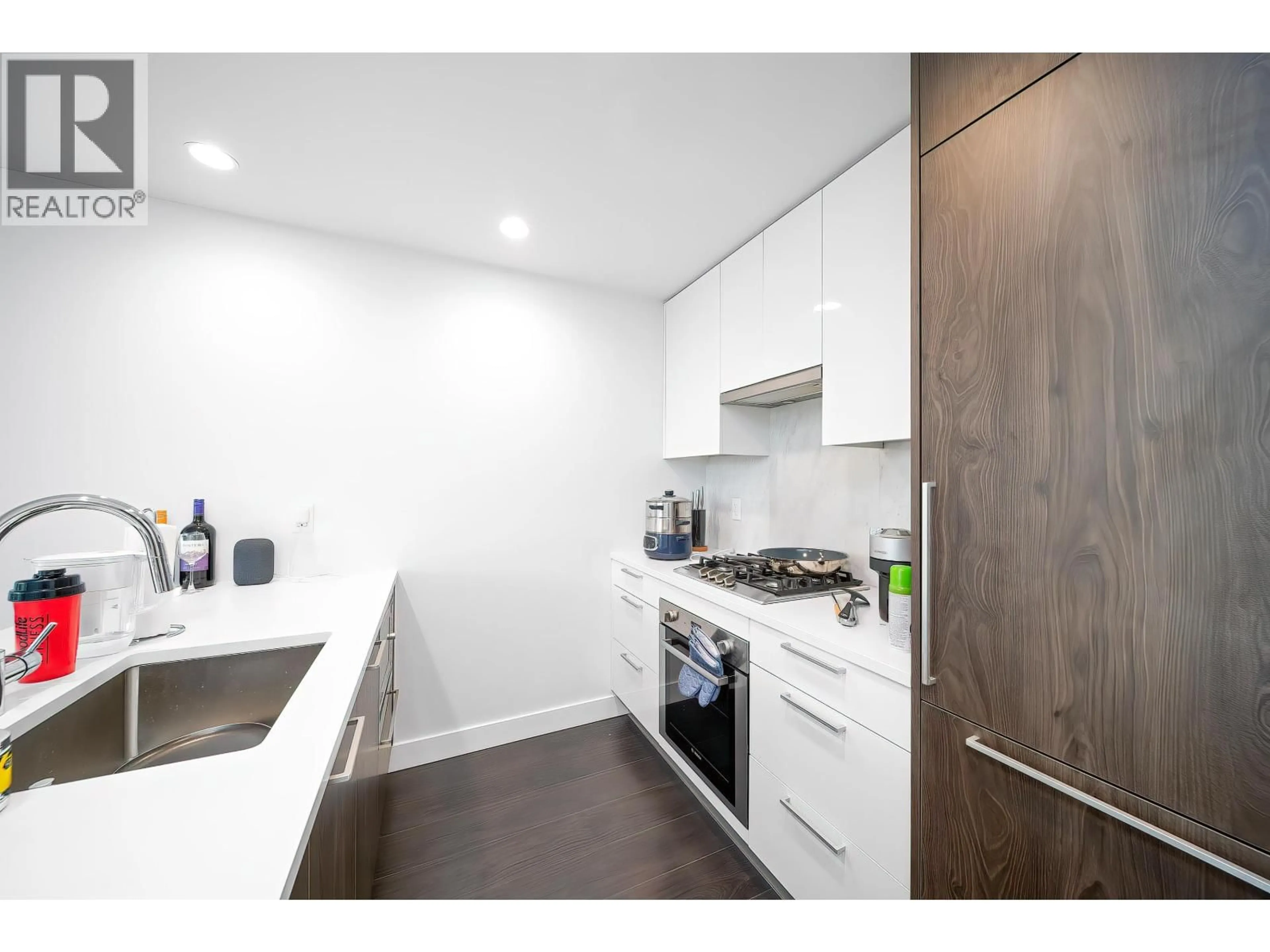Standard kitchen, wood/laminate floor for 404 - 6398 SILVER AVENUE, Burnaby British Columbia V5H0K7