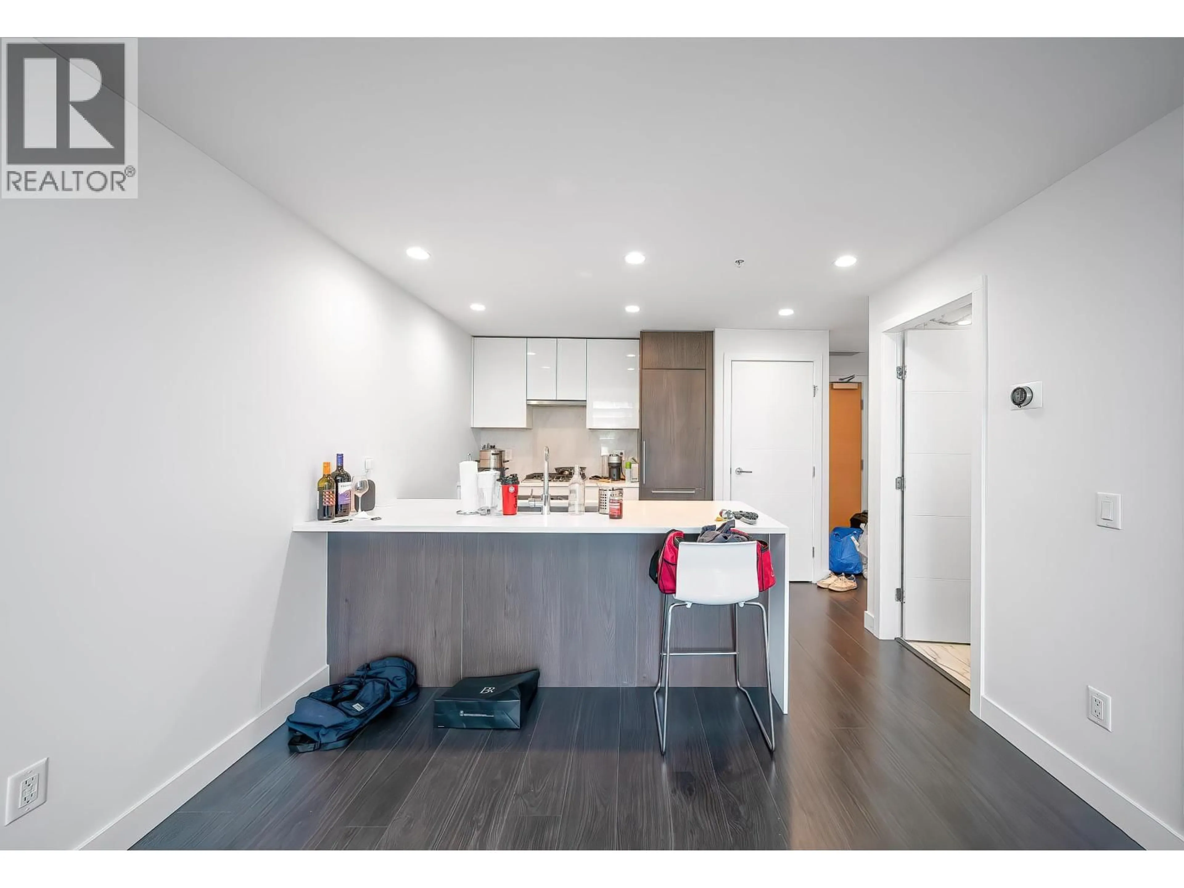 Open concept kitchen, wood/laminate floor for 404 - 6398 SILVER AVENUE, Burnaby British Columbia V5H0K7