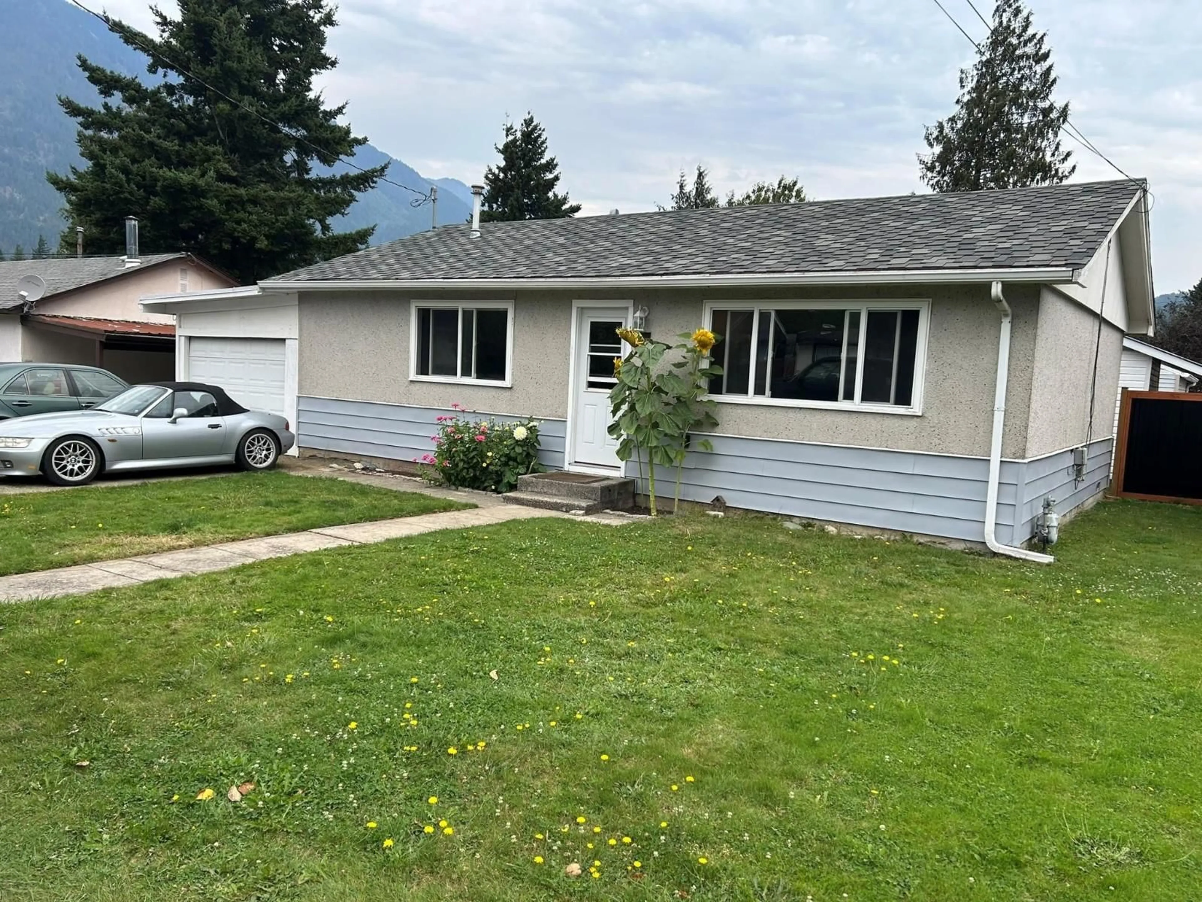 Home with vinyl exterior material, street for 567 THACKER AVENUE, Hope British Columbia V0X1L0