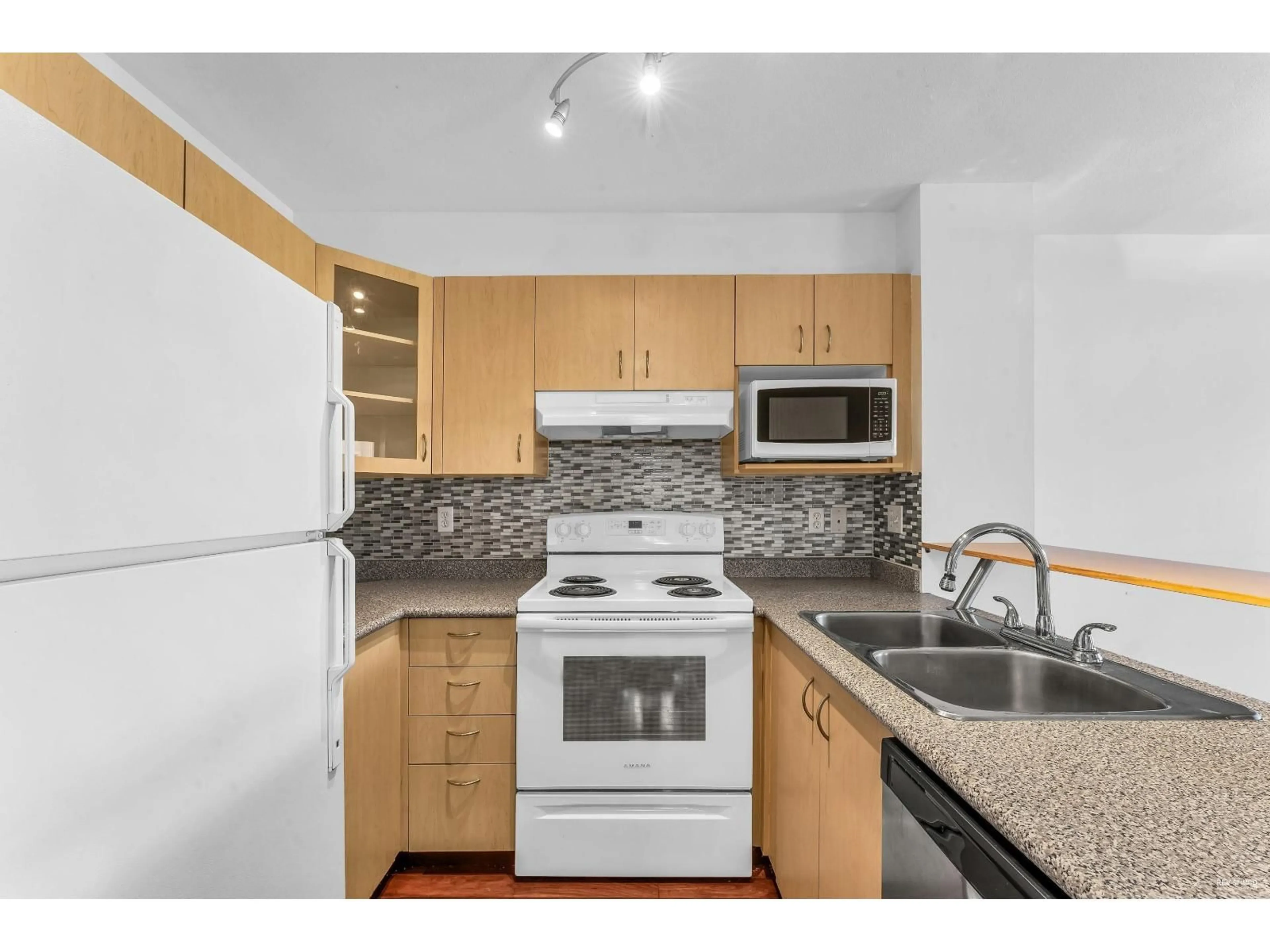 Standard kitchen, unknown for 209 - 6359 198, Langley British Columbia V2Y2H3