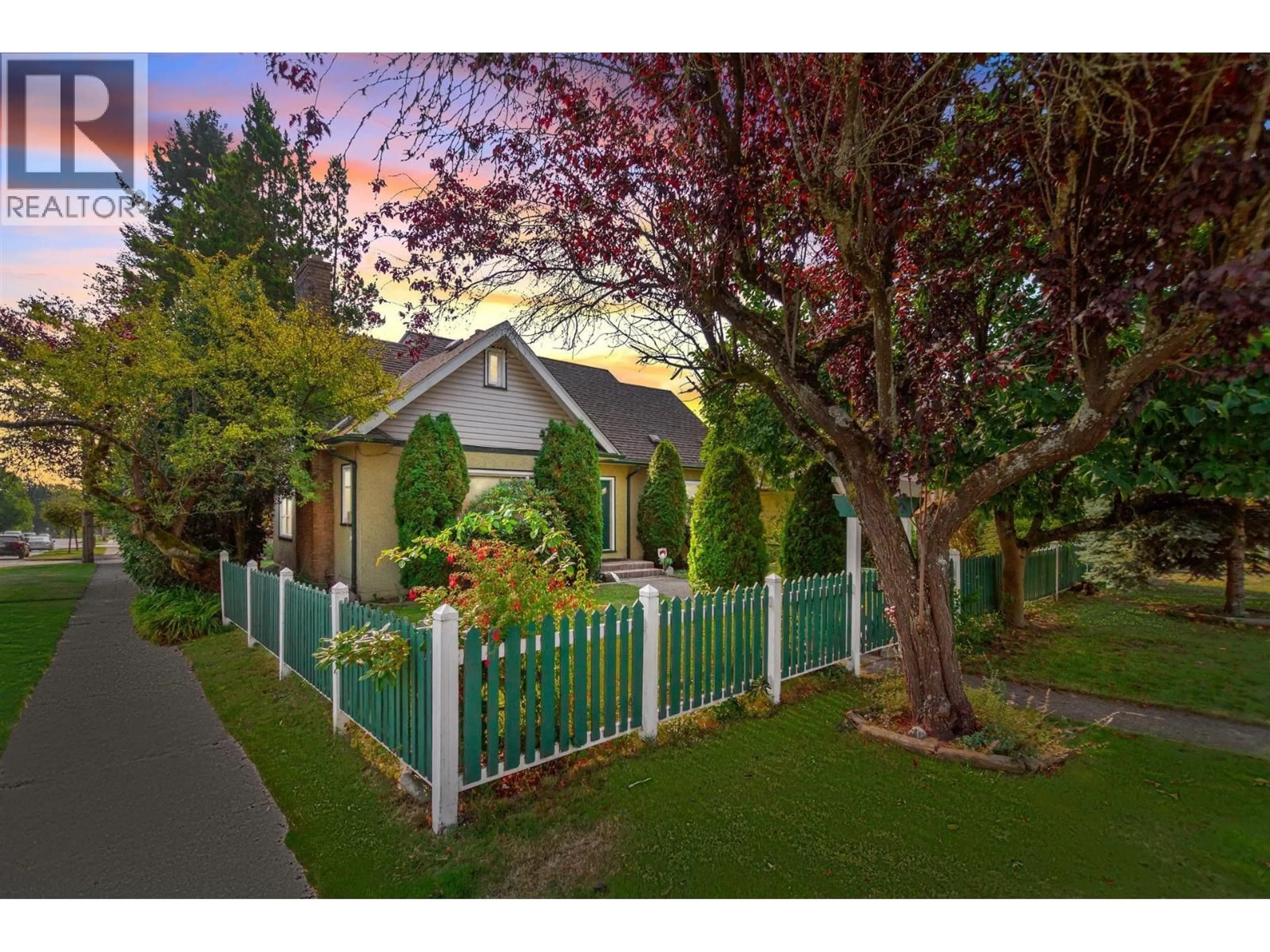A pic from outside/outdoor area/front of a property/back of a property/a pic from drone, street for 1602 TENTH AVENUE, New Westminster British Columbia V3M3J3