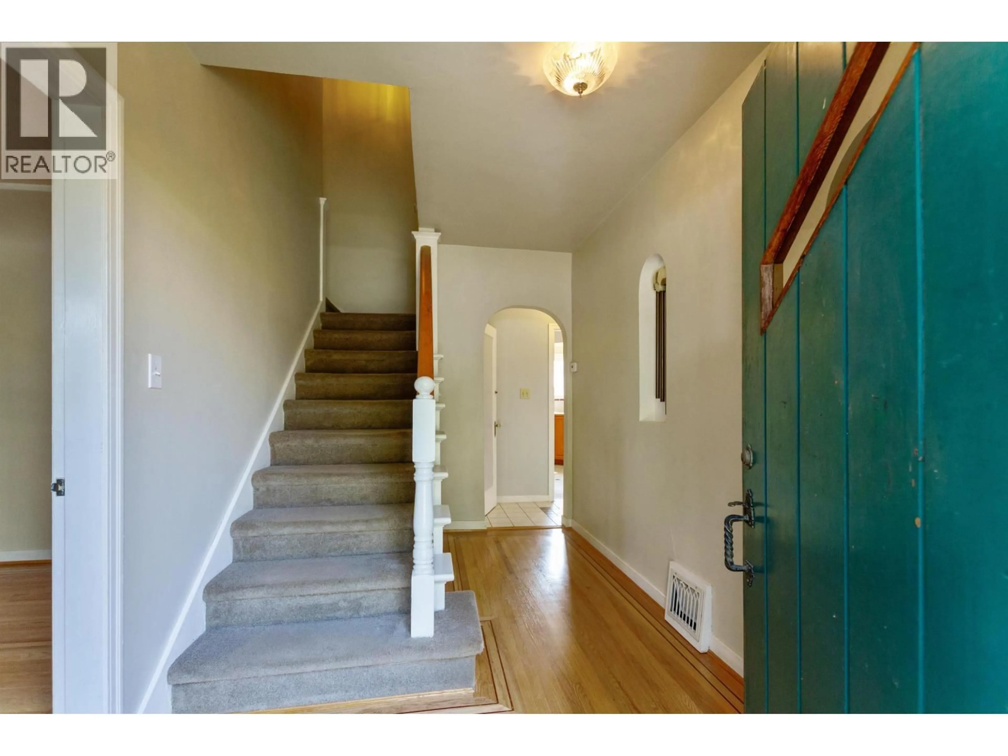 Indoor entryway for 1602 TENTH AVENUE, New Westminster British Columbia V3M3J3