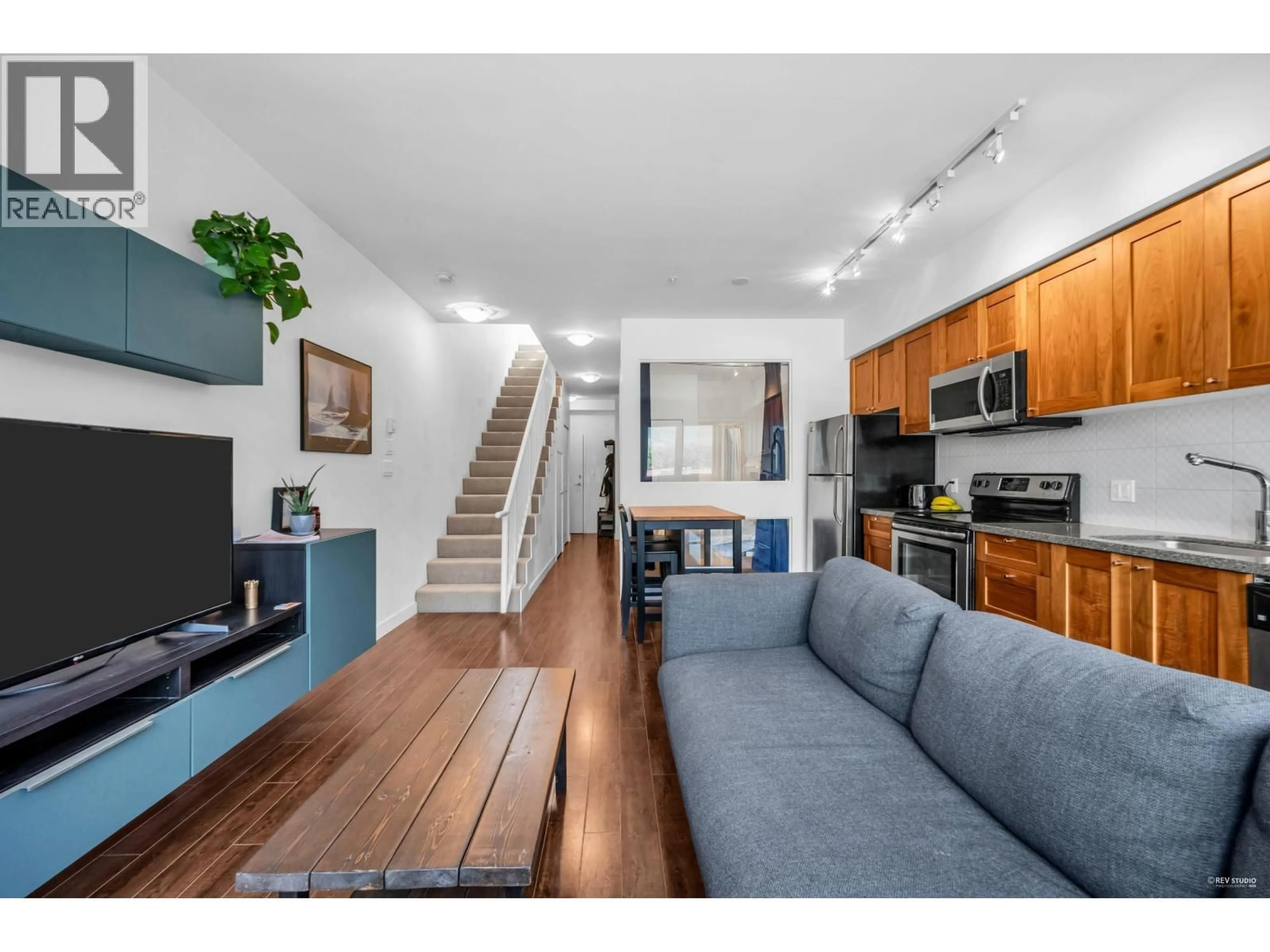 Living room with furniture, wood/laminate floor for 401 - 37841 CLEVELAND AVENUE, Squamish British Columbia V8B0S8