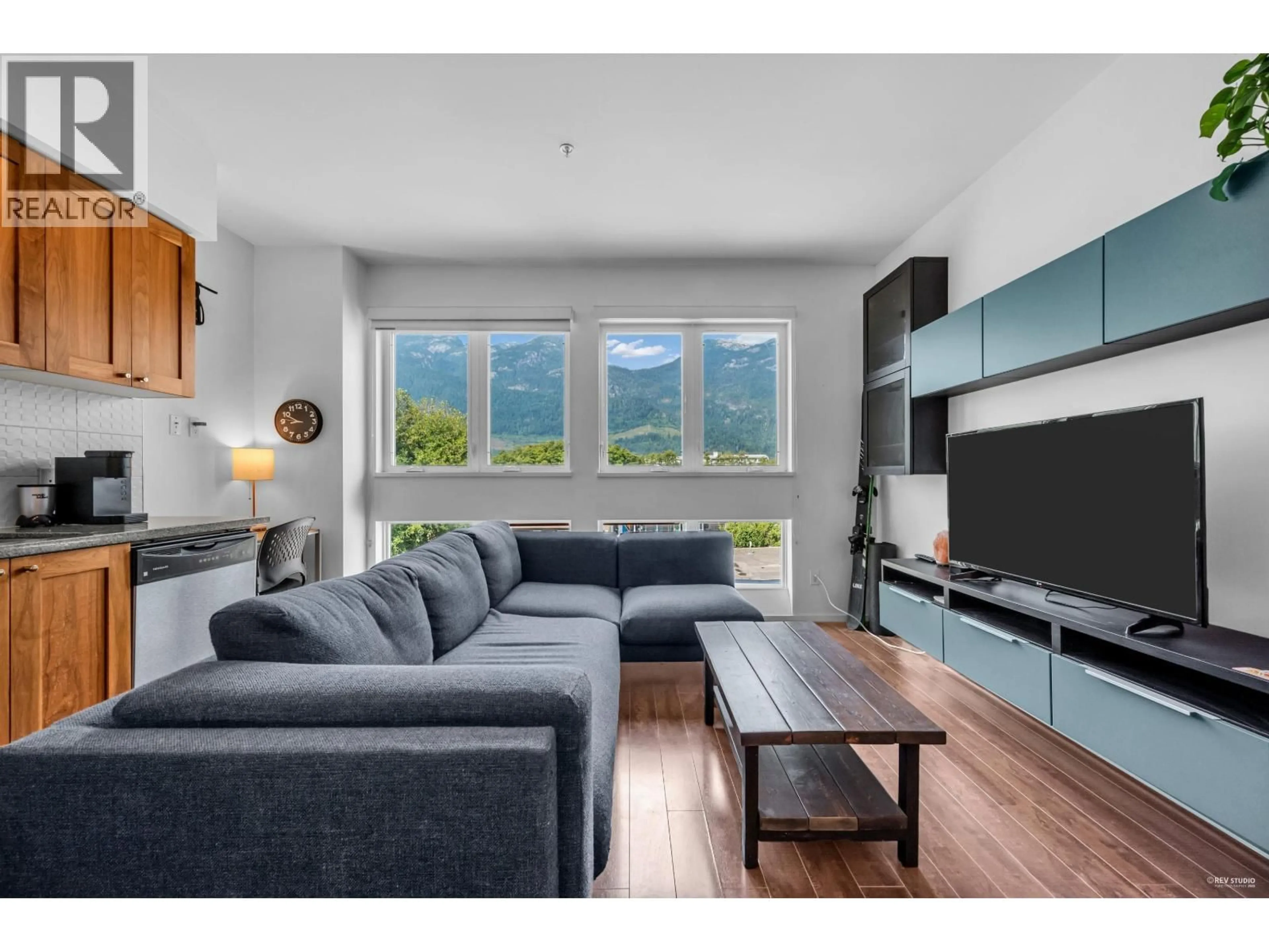 Living room with furniture, wood/laminate floor for 401 - 37841 CLEVELAND AVENUE, Squamish British Columbia V8B0S8
