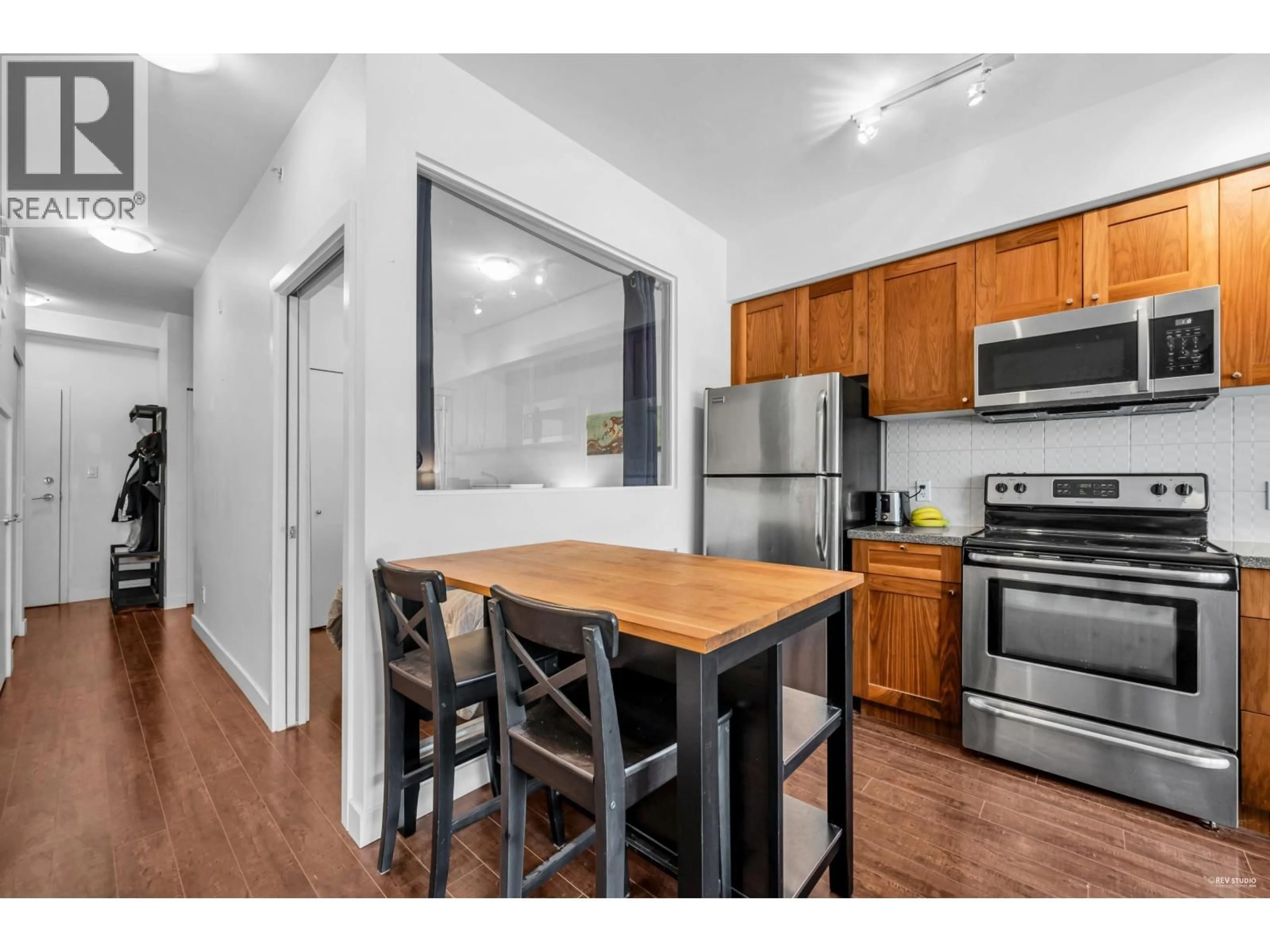 Standard kitchen, wood/laminate floor for 401 - 37841 CLEVELAND AVENUE, Squamish British Columbia V8B0S8