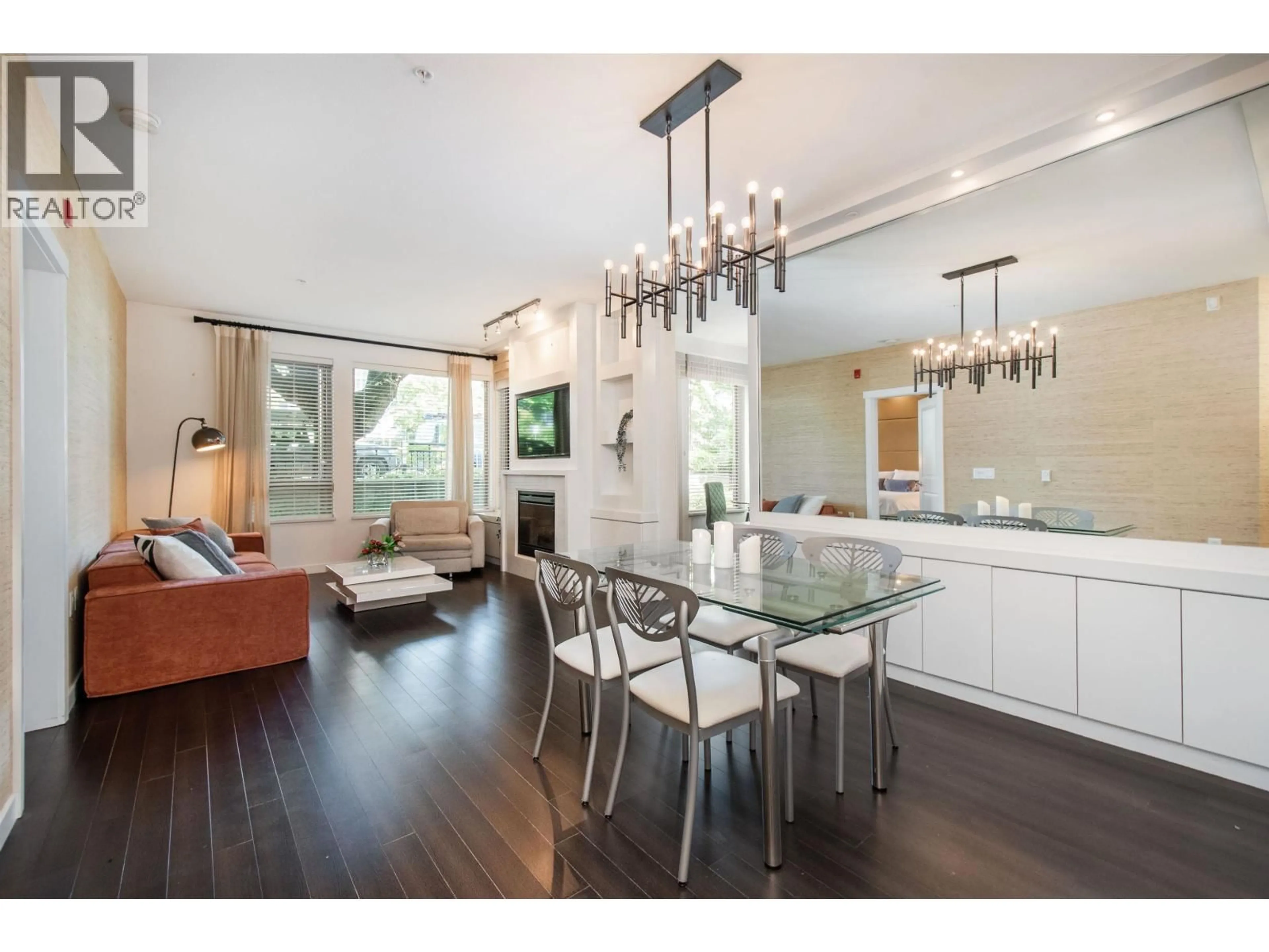 Open concept kitchen, wood/laminate floor for 116 - 119 22ND STREET, North Vancouver British Columbia V7M0B4