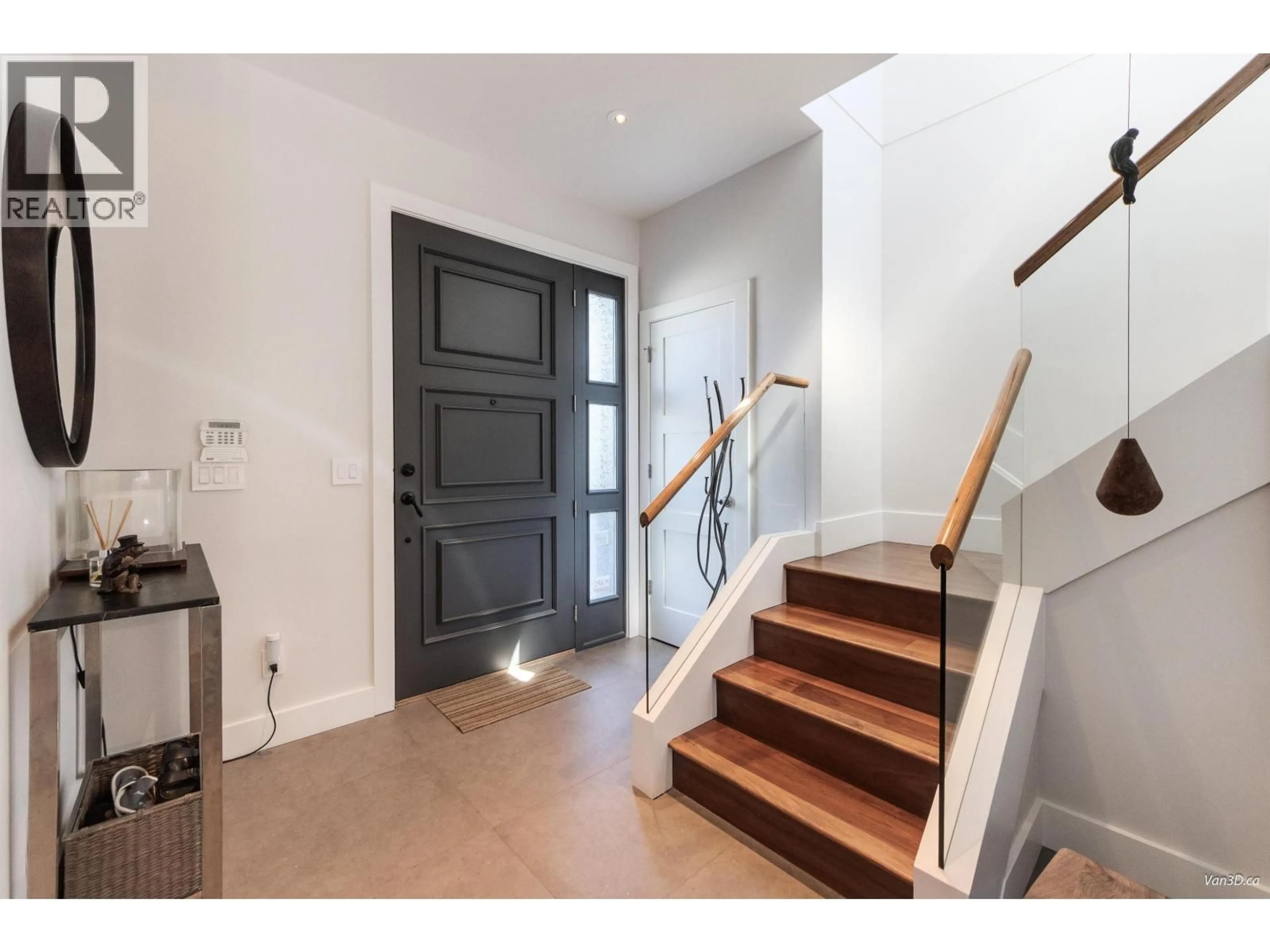 Indoor foyer for 4698 11TH AVENUE, Vancouver British Columbia V6R2M7