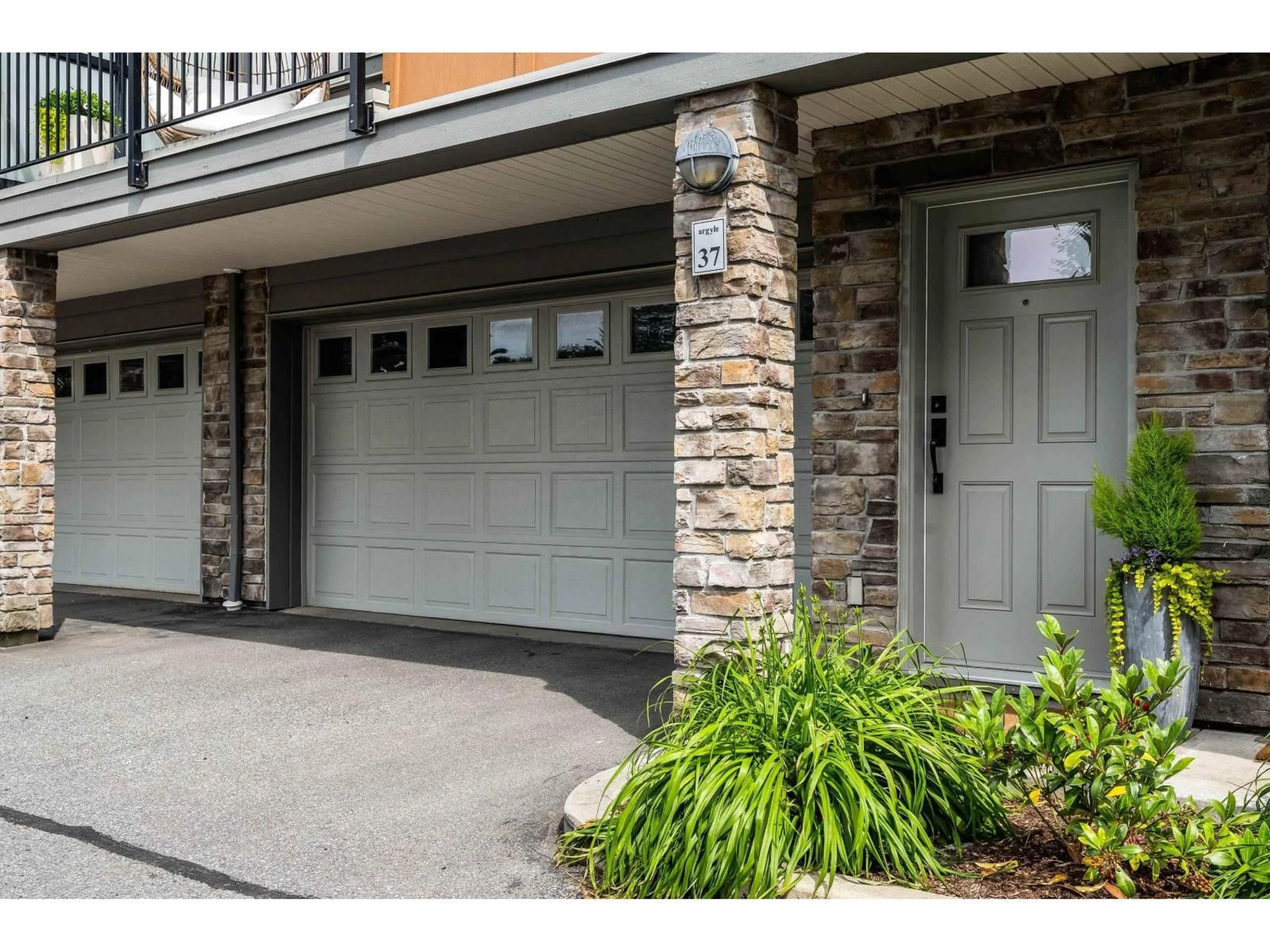 Indoor entryway for 37 - 34248 KING, Abbotsford British Columbia V2S0B1