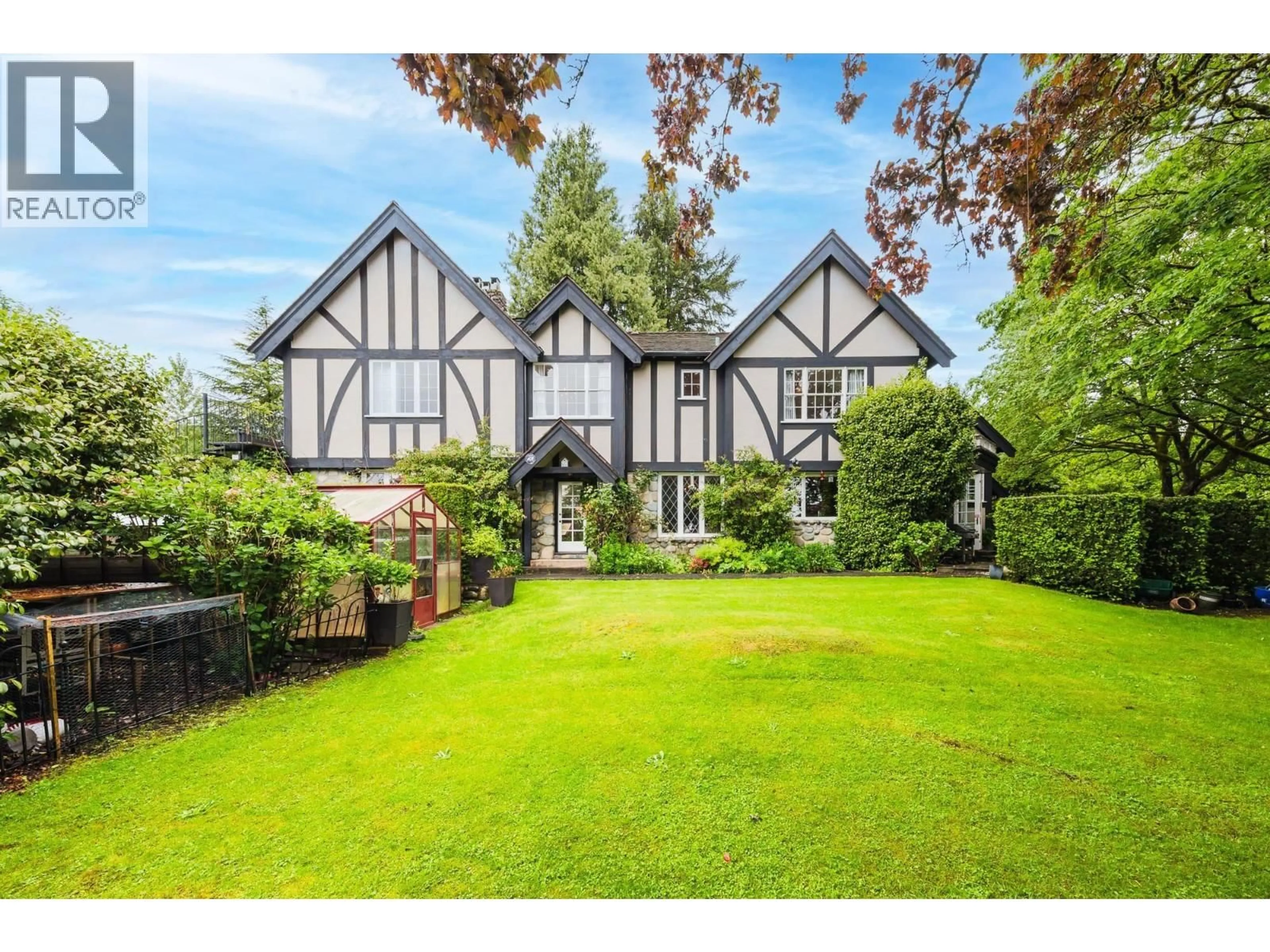 A pic from outside/outdoor area/front of a property/back of a property/a pic from drone, street for 1850 MATHERS AVENUE, West Vancouver British Columbia V7V2G8