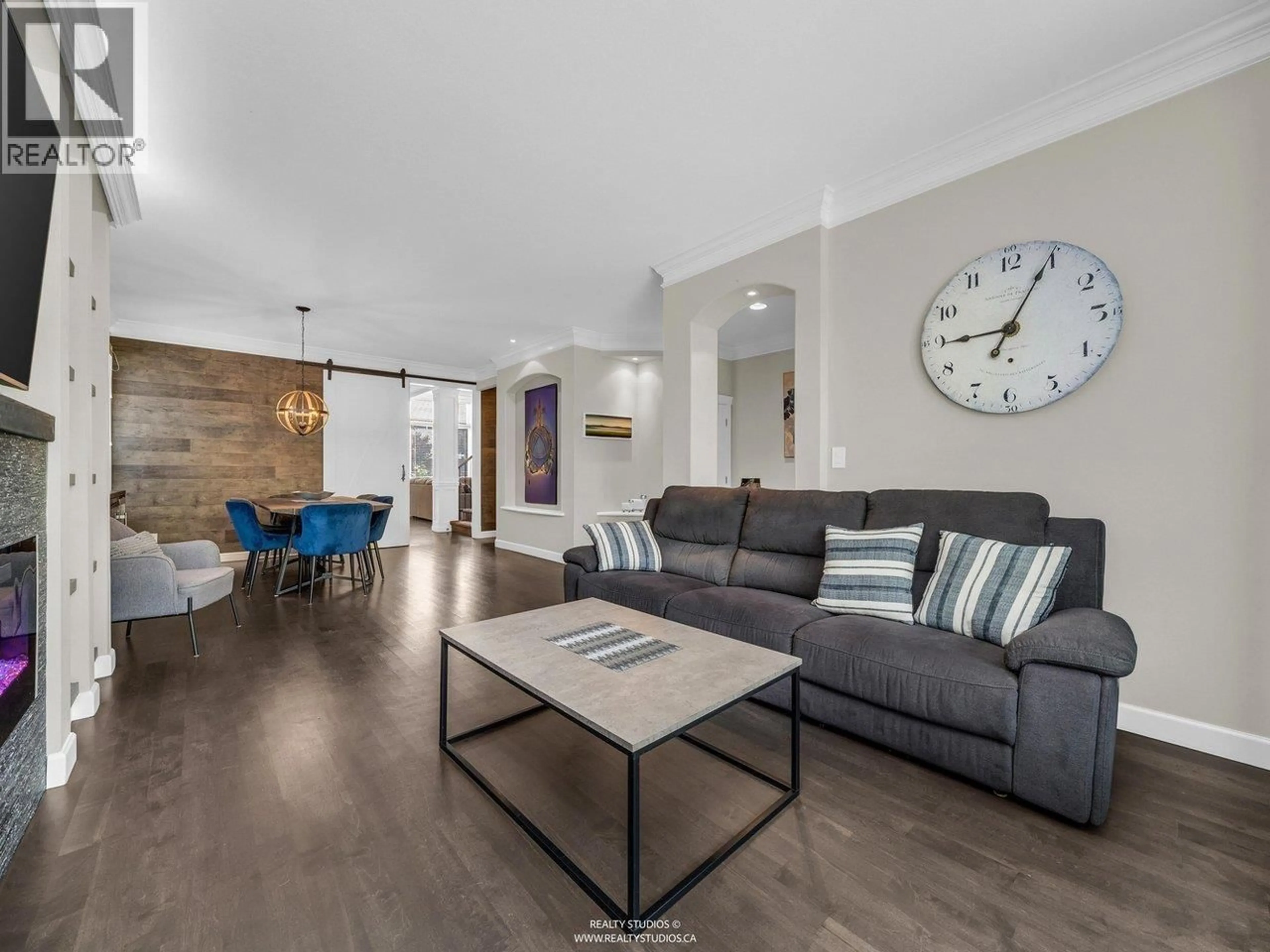 Living room with furniture, wood/laminate floor for 20498 122B AVENUE, Maple Ridge British Columbia V2X1B6