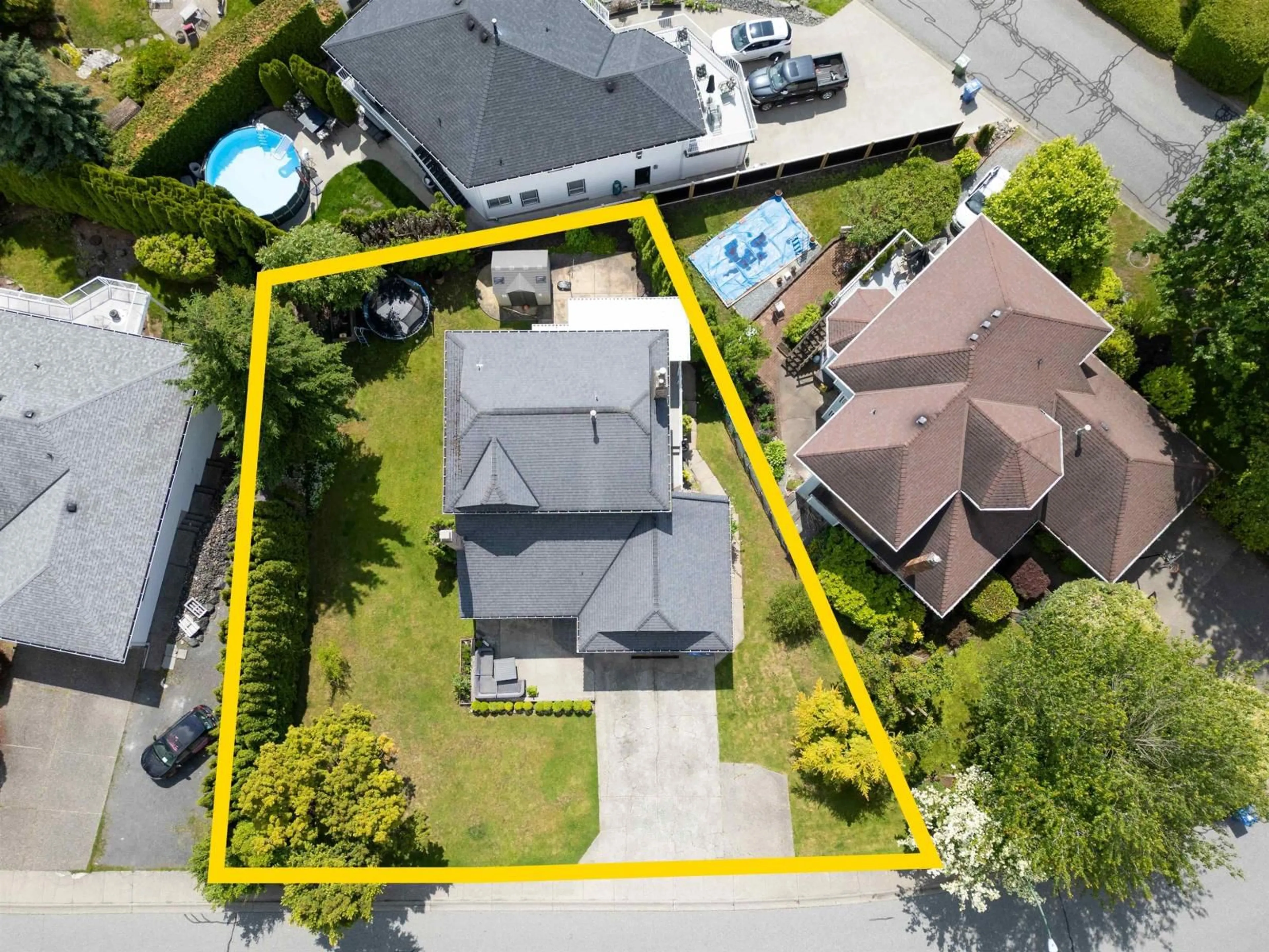 A pic from outside/outdoor area/front of a property/back of a property/a pic from drone, street for 2300 MOUNTAIN, Abbotsford British Columbia V3G1E6