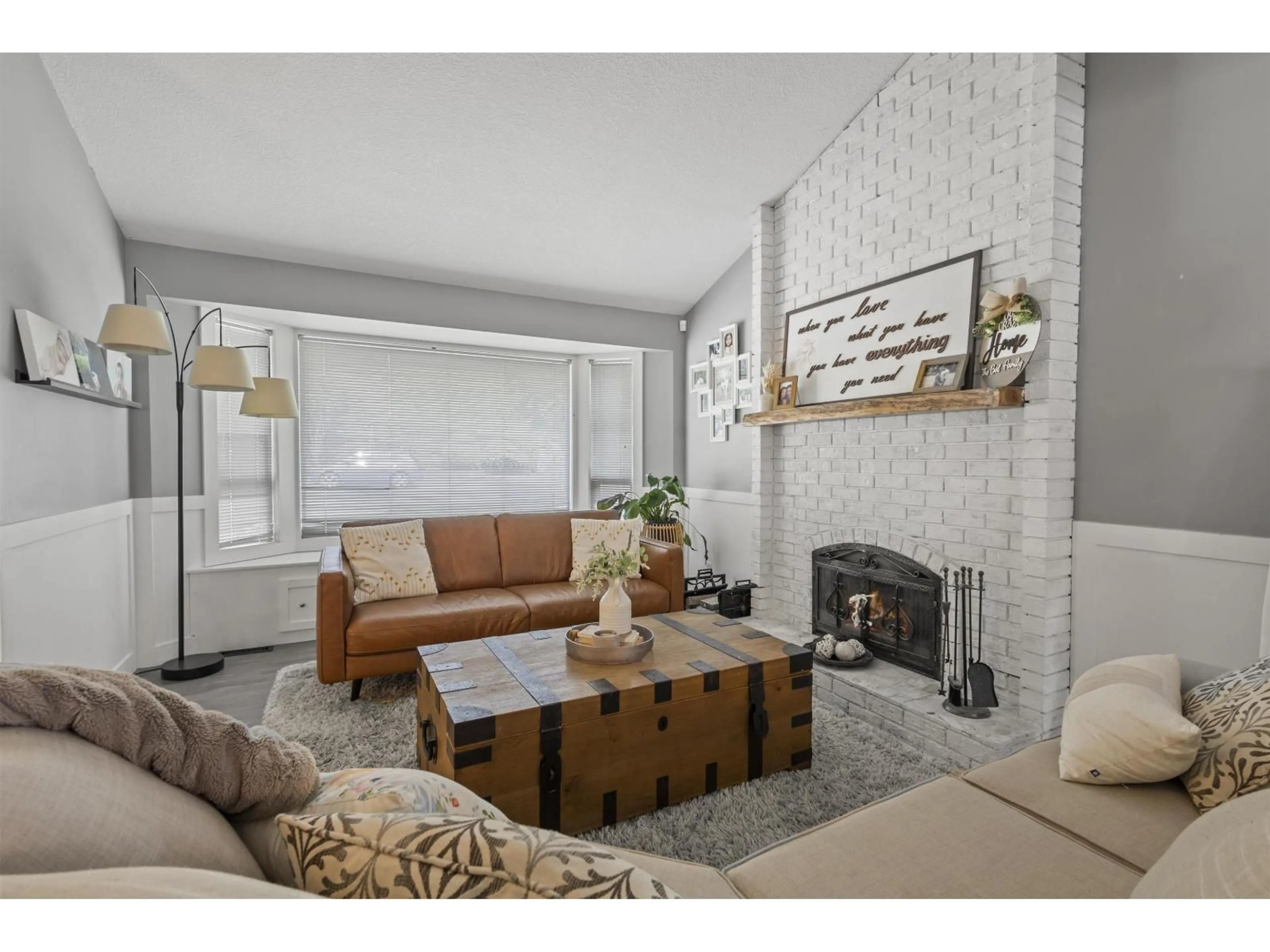 Living room with furniture, unknown for 2300 MOUNTAIN, Abbotsford British Columbia V3G1E6