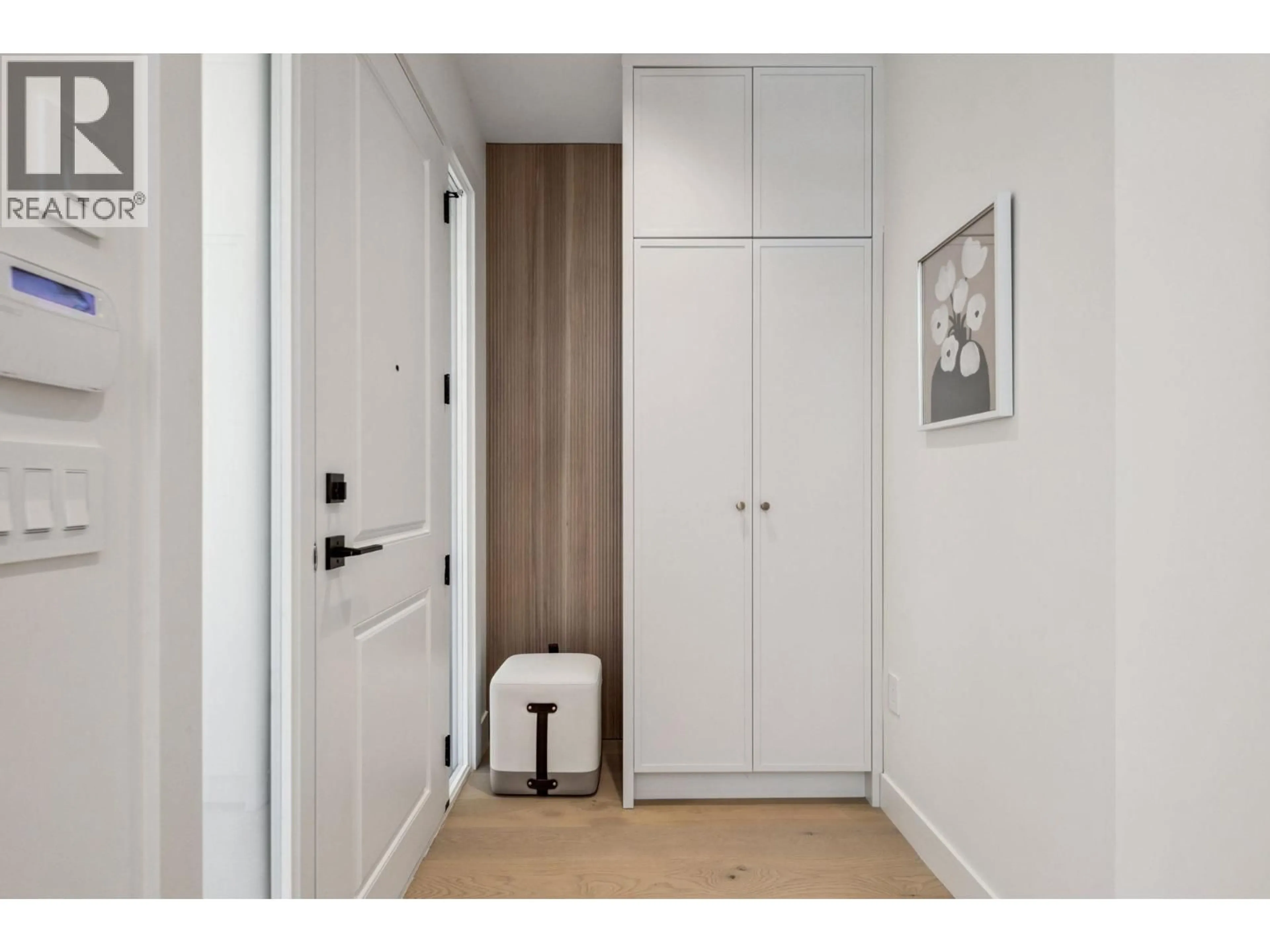 Indoor entryway for 1 - 250 39TH AVENUE, Vancouver British Columbia V5W1K2