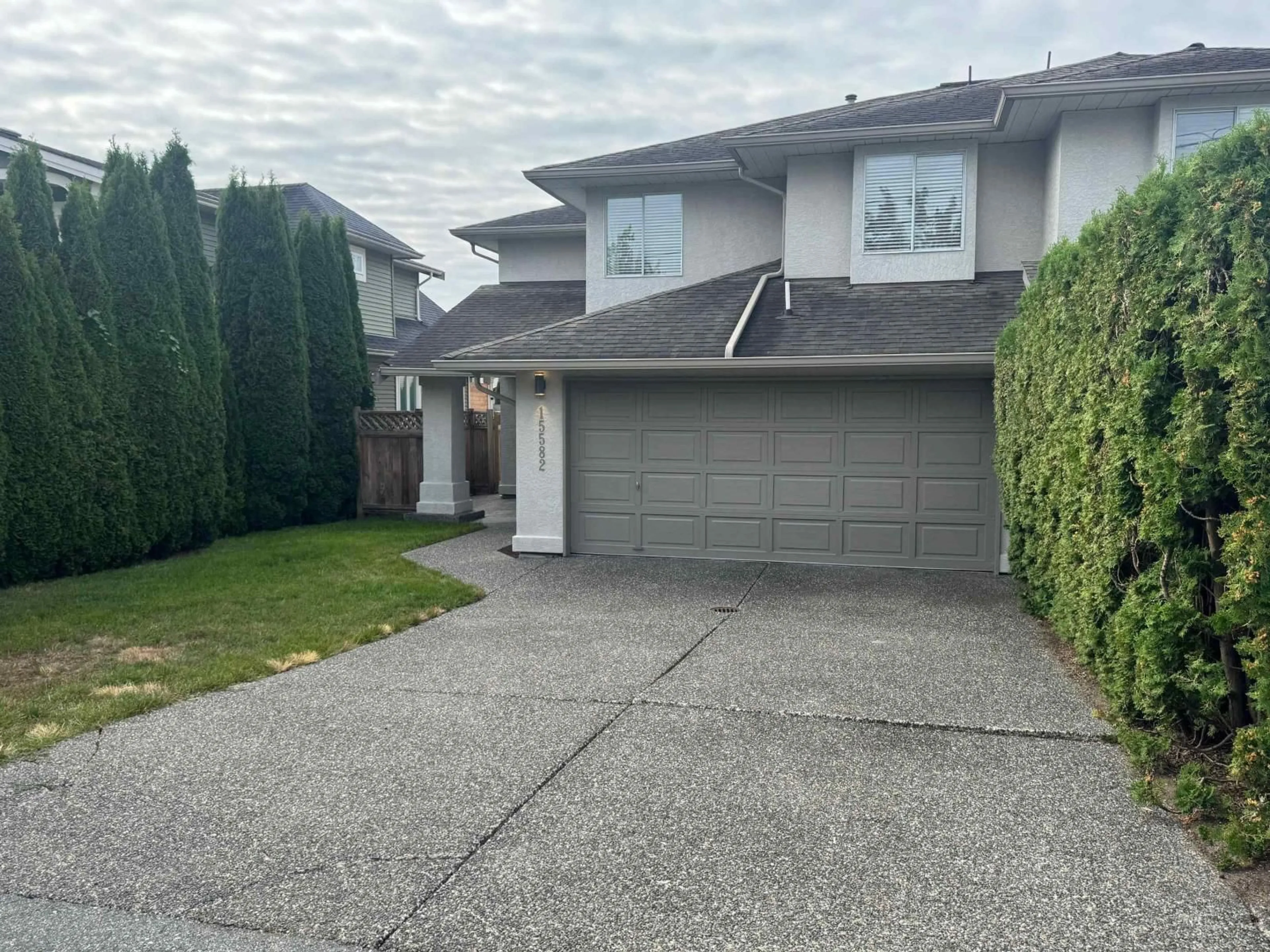 Home with vinyl exterior material, street for 15582 RUSSELL, White Rock British Columbia V4B2R3