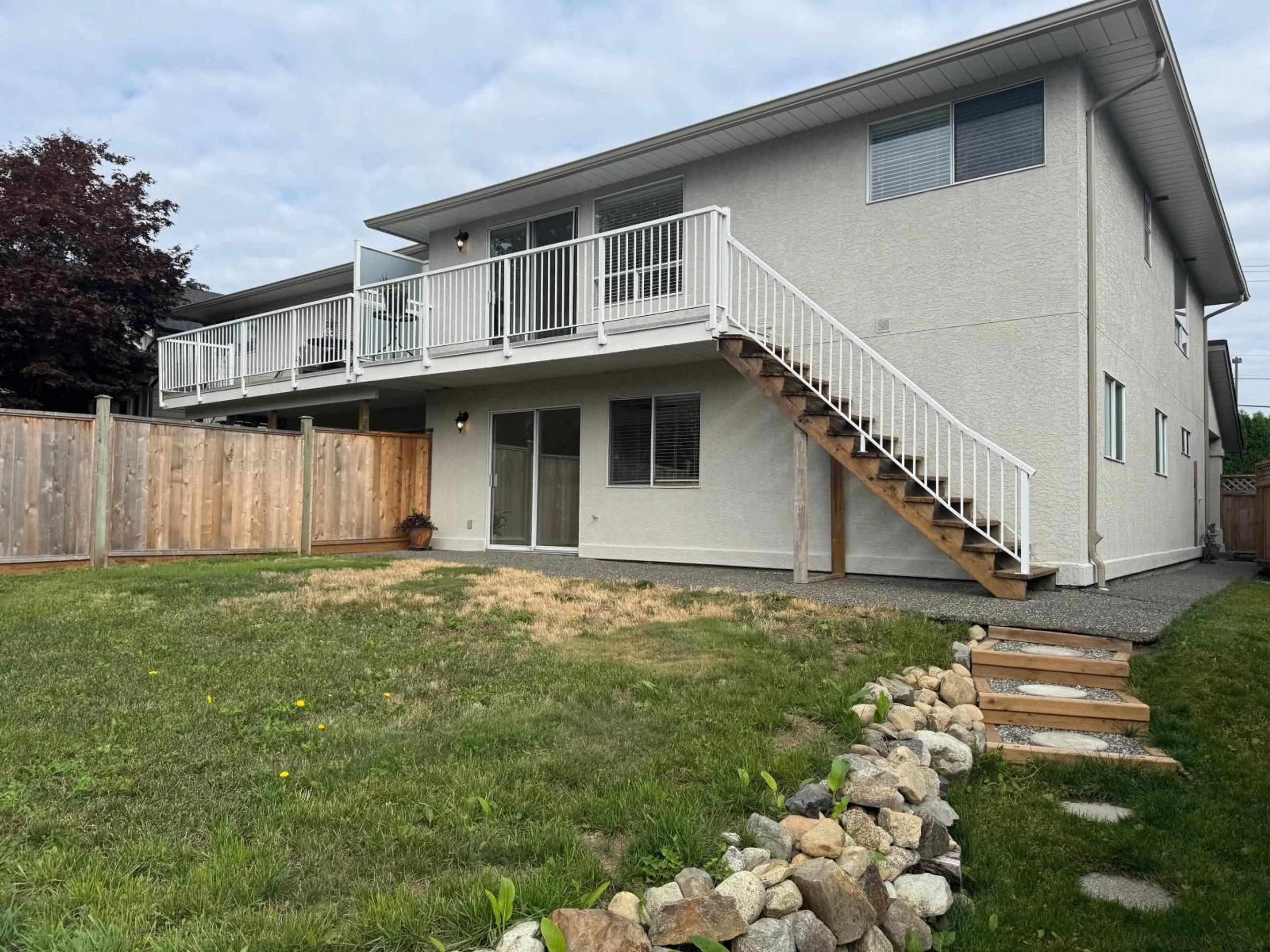 Home with vinyl exterior material, mountain view for 15582 RUSSELL, White Rock British Columbia V4B2R3