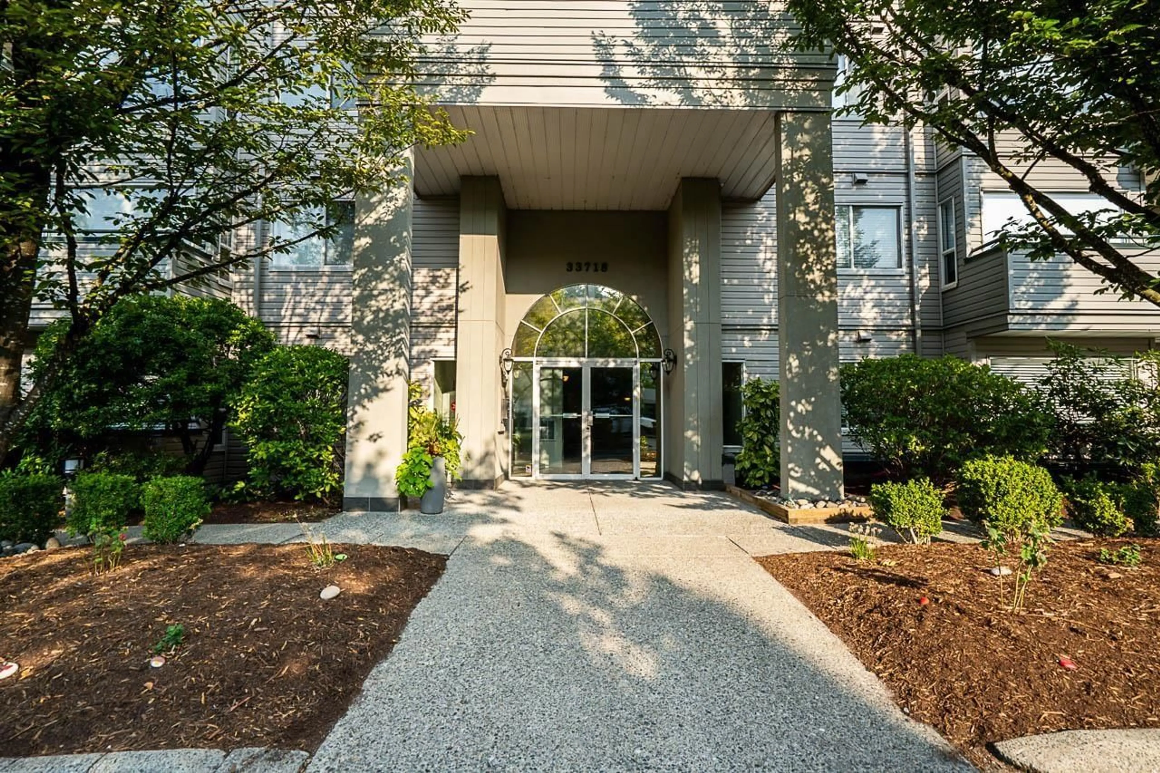 Indoor foyer for 402 - 33718 KING, Abbotsford British Columbia V2S8J3