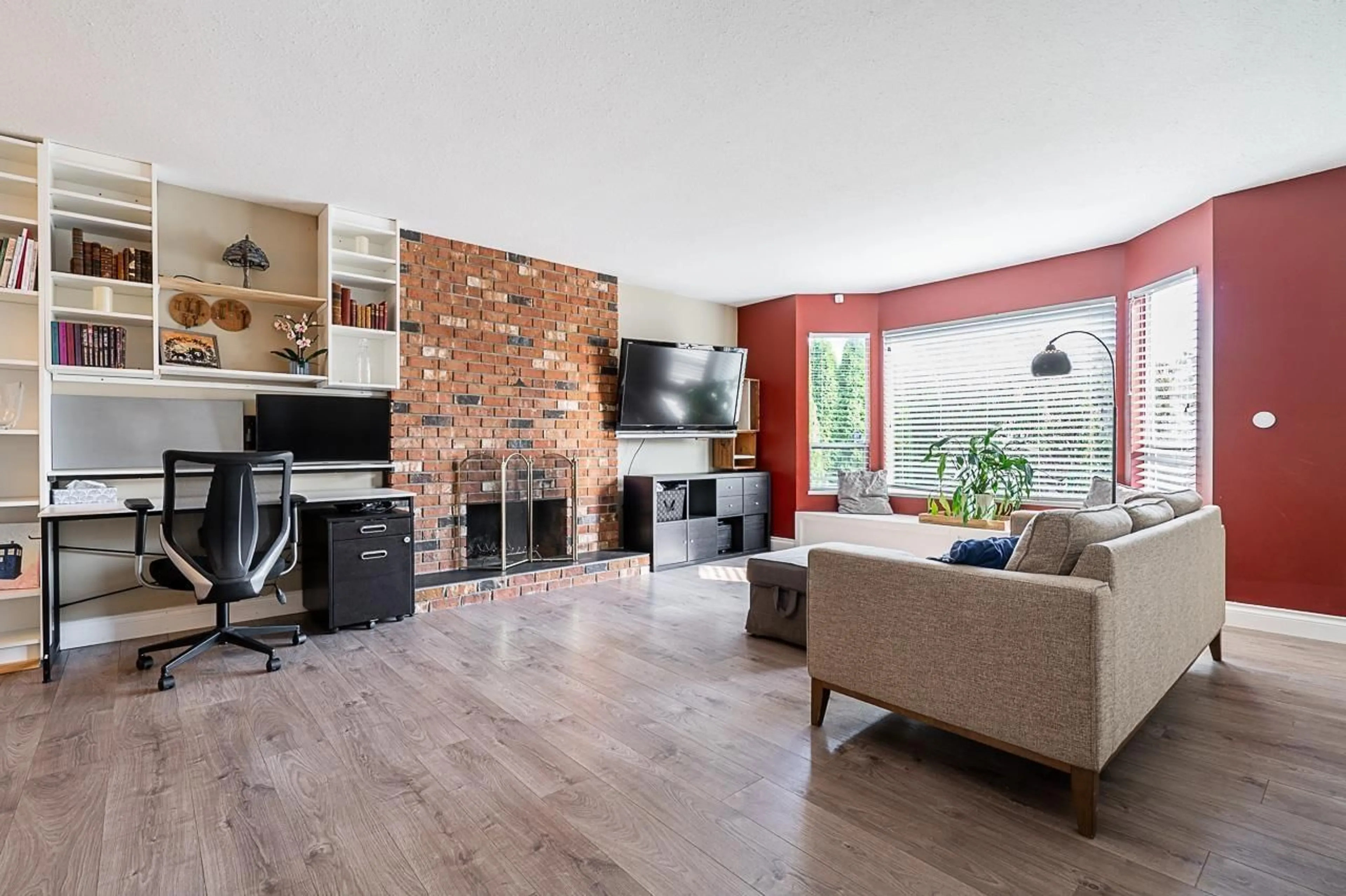 Living room with furniture, wood/laminate floor for 20423 90, Langley British Columbia V1M1A9