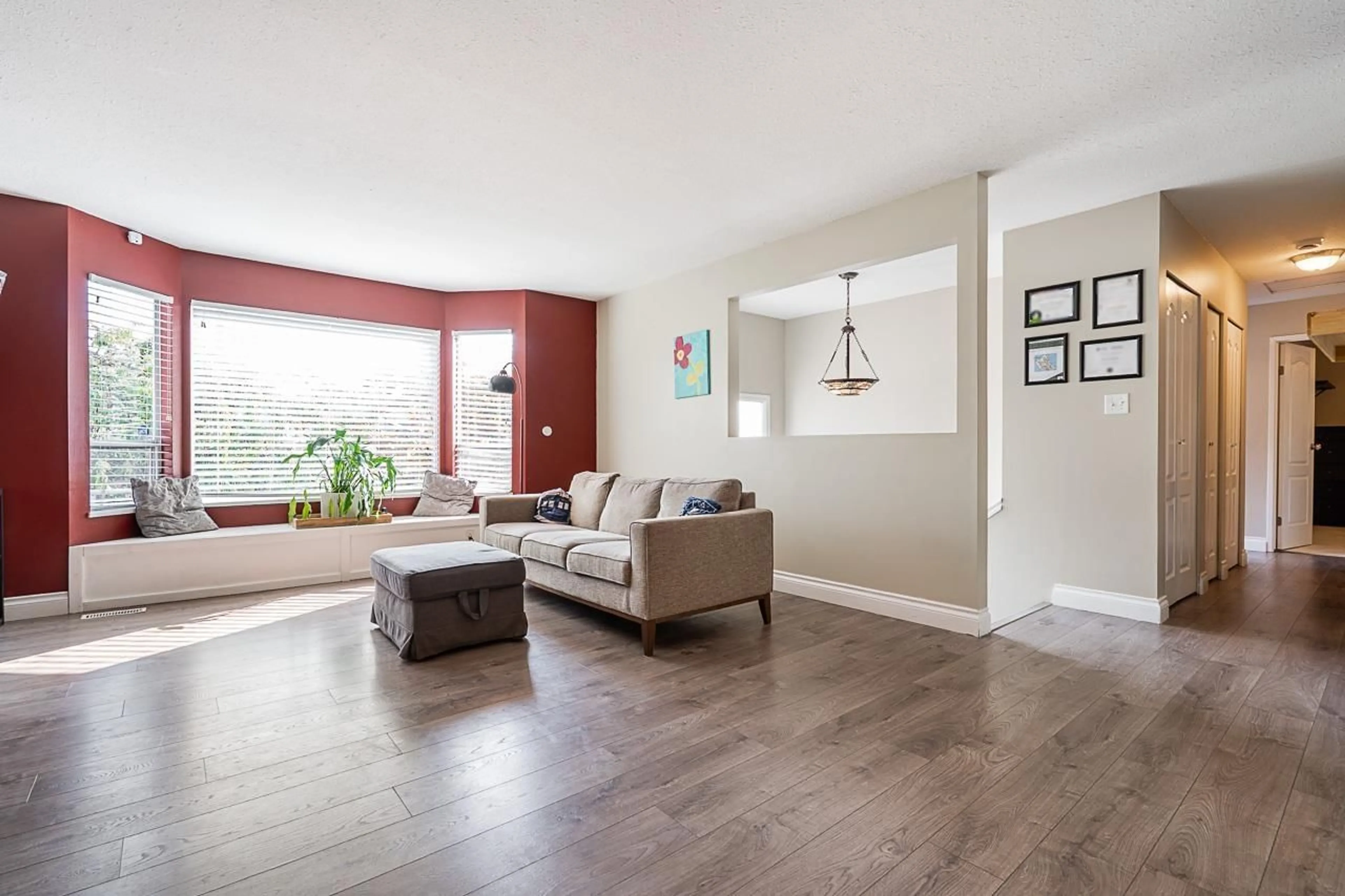 Living room with furniture, wood/laminate floor for 20423 90, Langley British Columbia V1M1A9