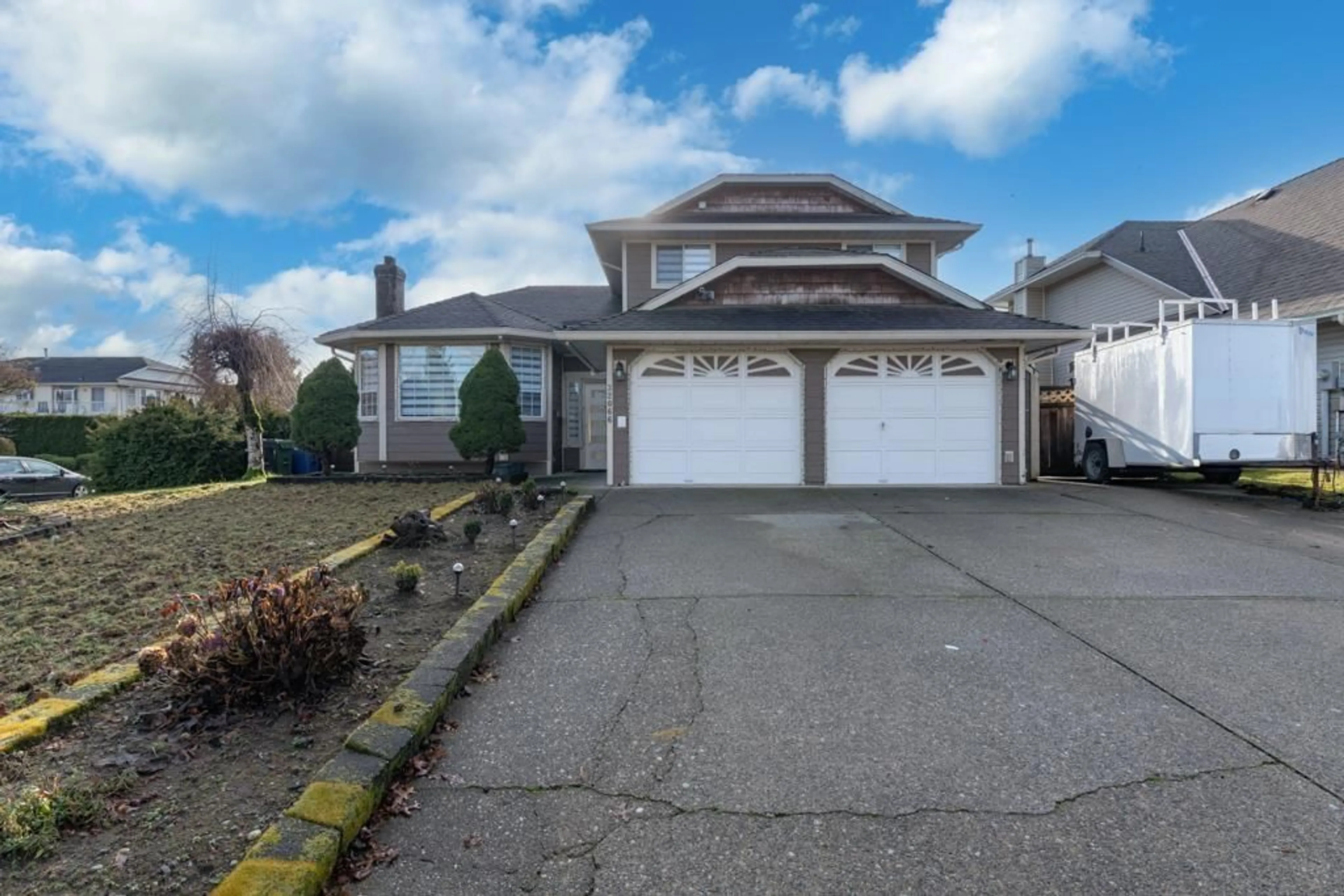 Home with vinyl exterior material, street for 32066 SORRENTO, Abbotsford British Columbia V2T5B7