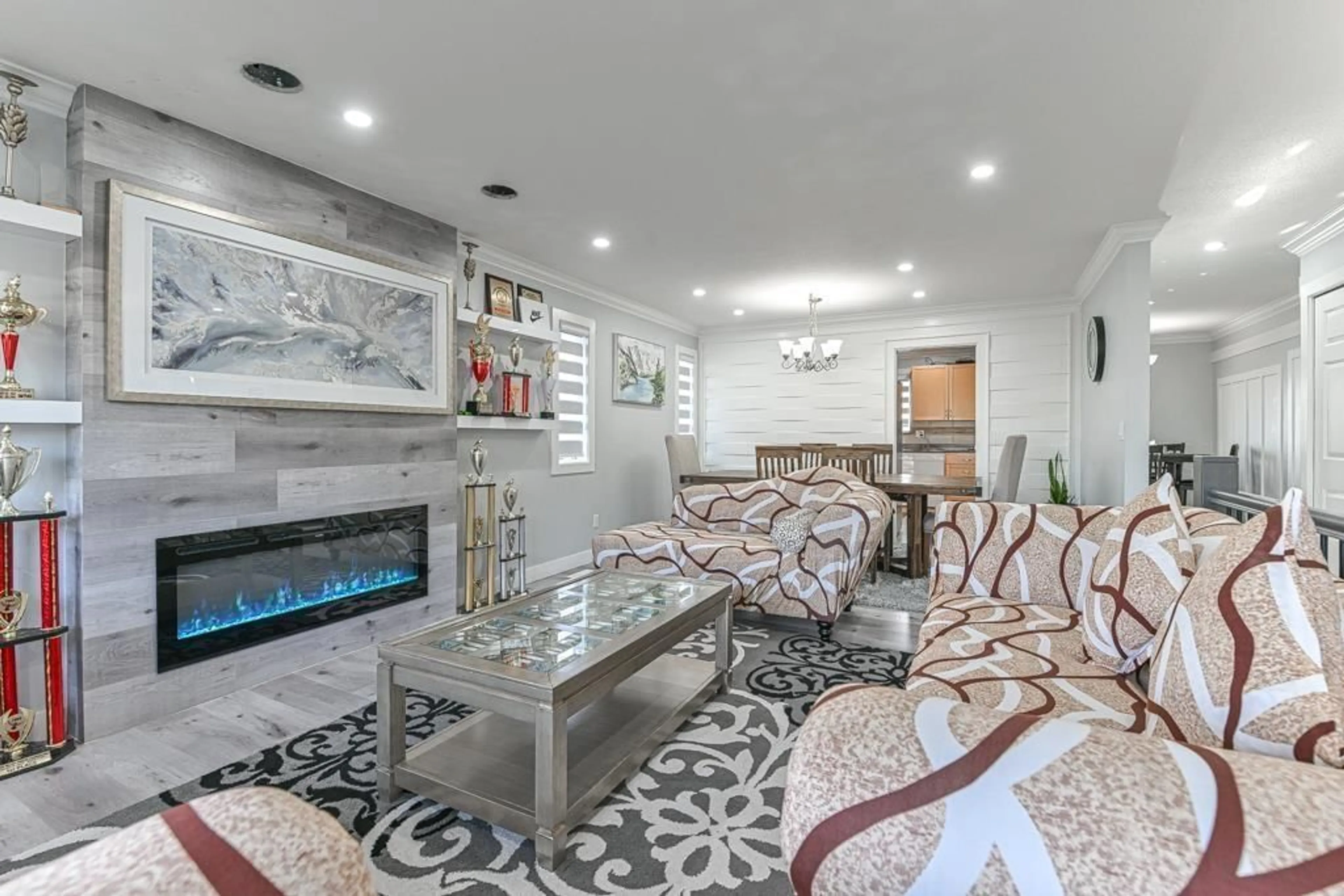 Living room with furniture, ceramic/tile floor for 32066 SORRENTO, Abbotsford British Columbia V2T5B7