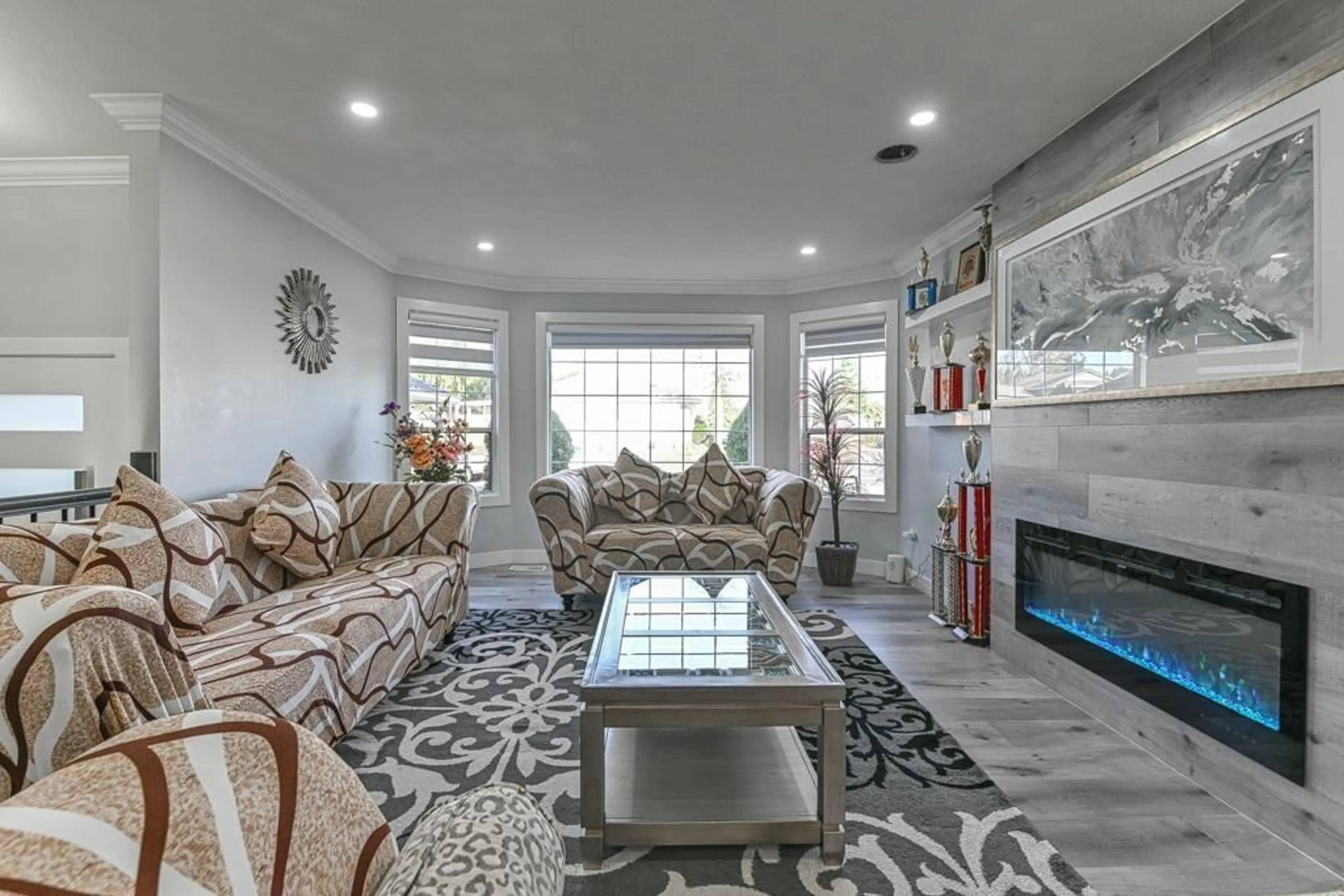 Living room with furniture, ceramic/tile floor for 32066 SORRENTO, Abbotsford British Columbia V2T5B7