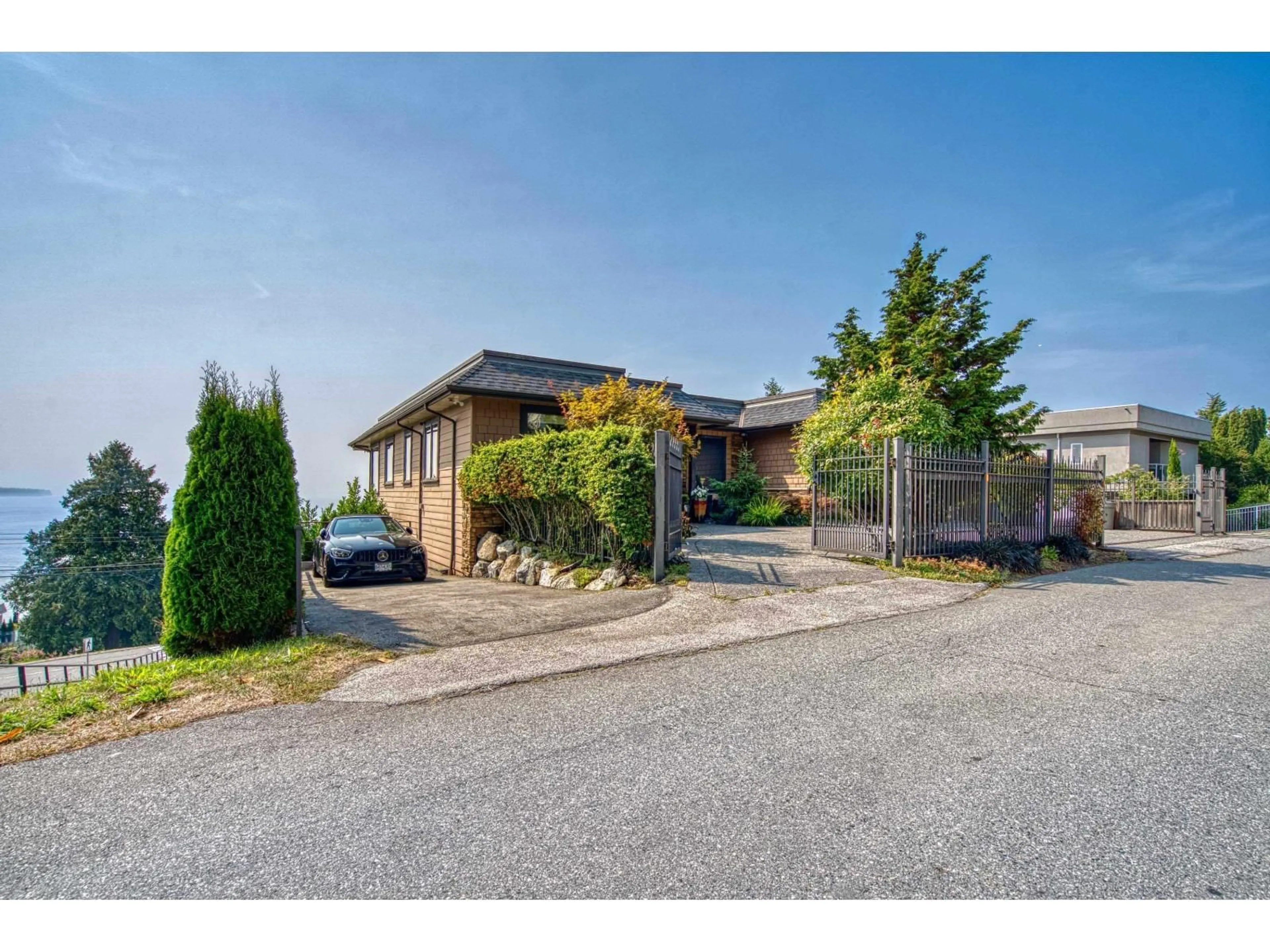 A pic from outside/outdoor area/front of a property/back of a property/a pic from drone, street for 15357 COLUMBIA, White Rock British Columbia V4B1J8