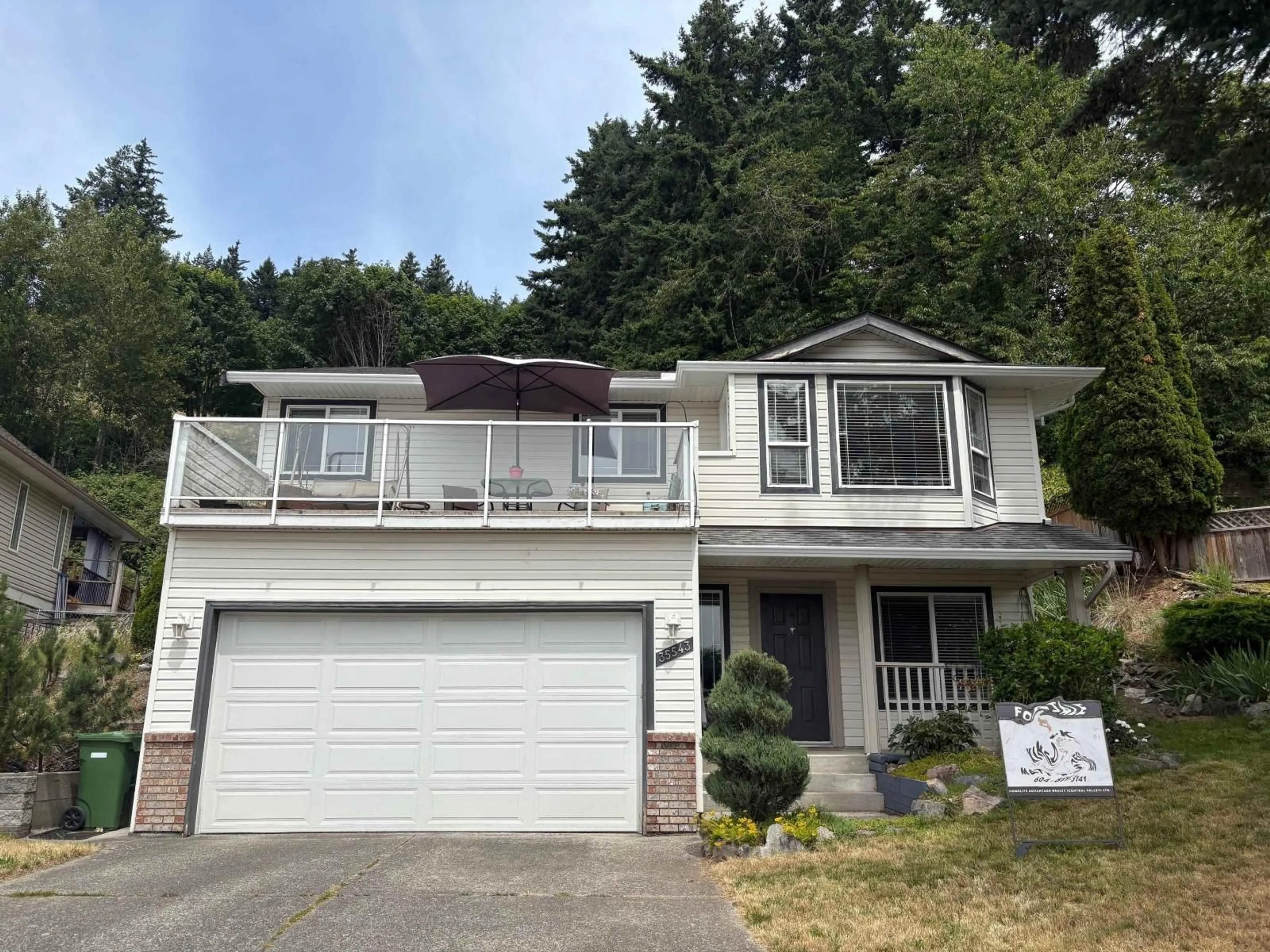 Home with vinyl exterior material, street for 35543 DINA, Abbotsford British Columbia V3G1L7