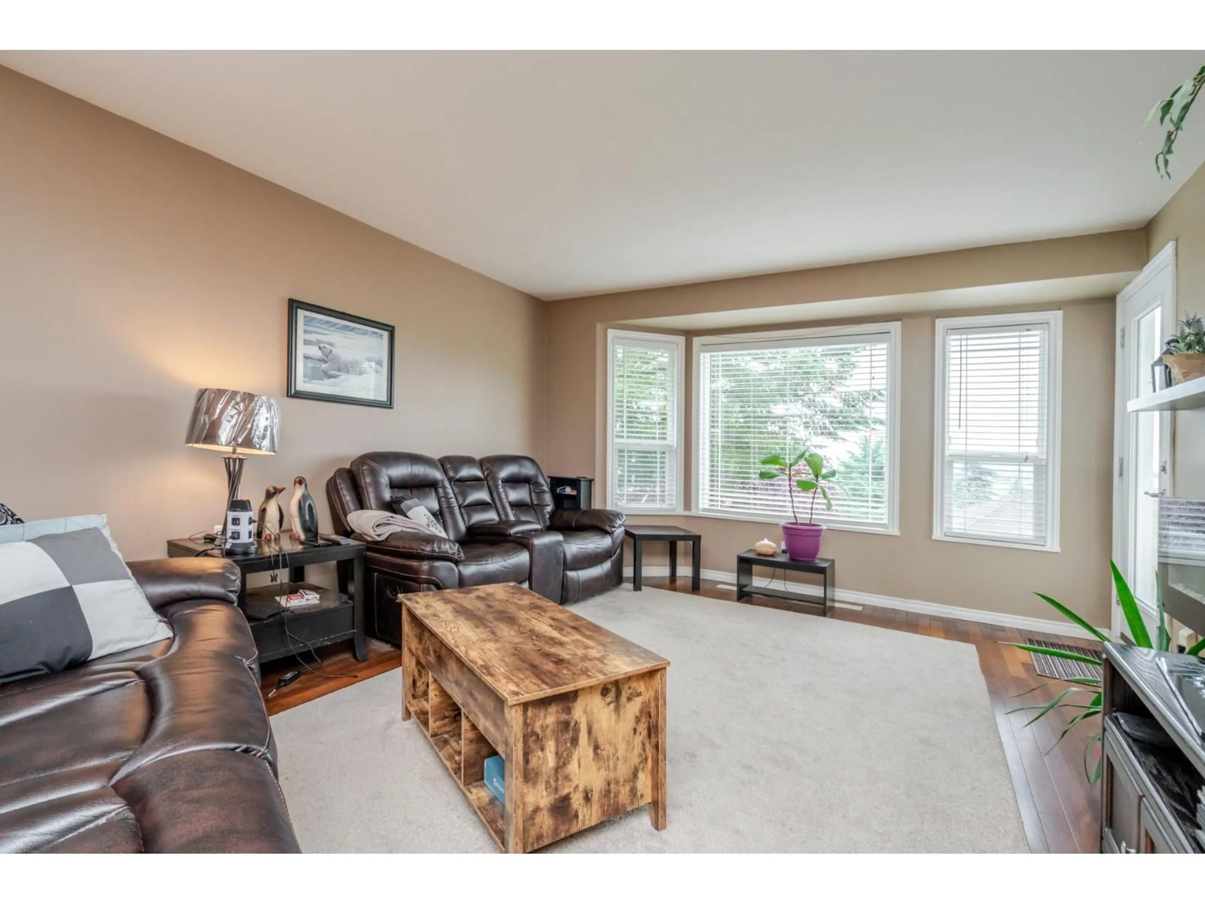 Living room with furniture, wood/laminate floor for 35543 DINA, Abbotsford British Columbia V3G1L7