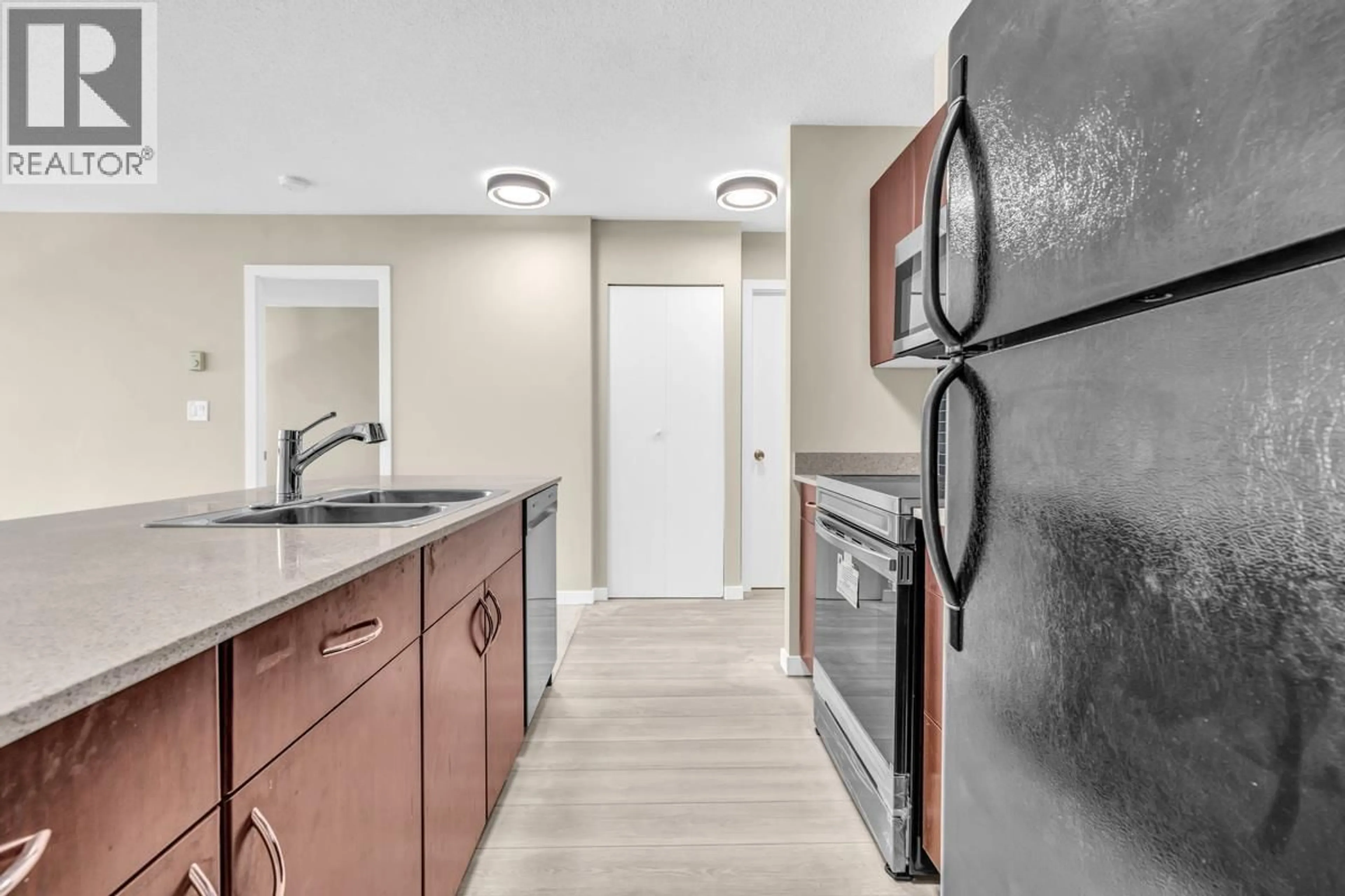 Standard kitchen, ceramic/tile floor for 1008 - 933 HORNBY STREET, Vancouver British Columbia V6Z3G4
