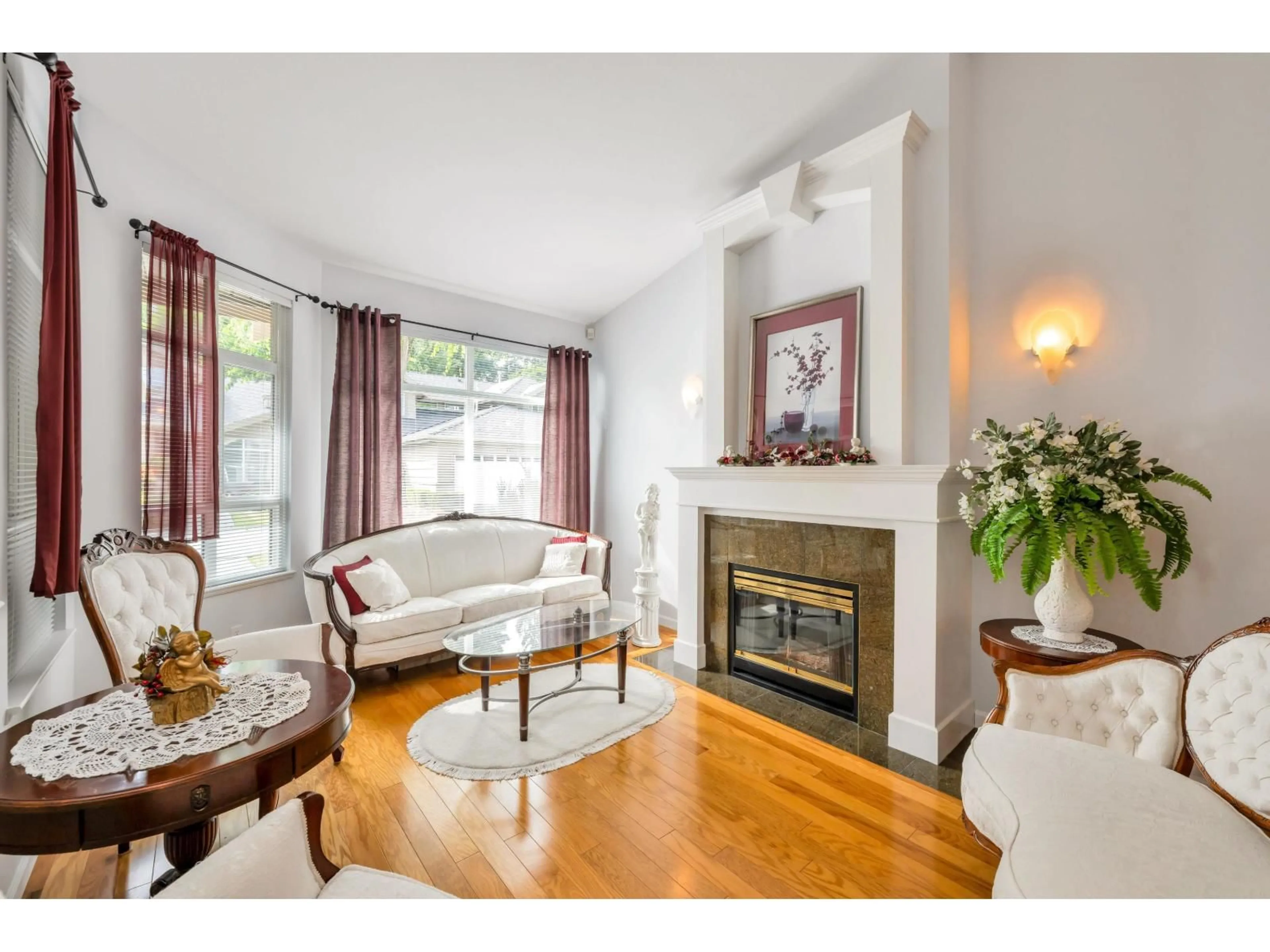 Living room with furniture, wood/laminate floor for 7 - 15168 22ND, Surrey British Columbia V4A9T4
