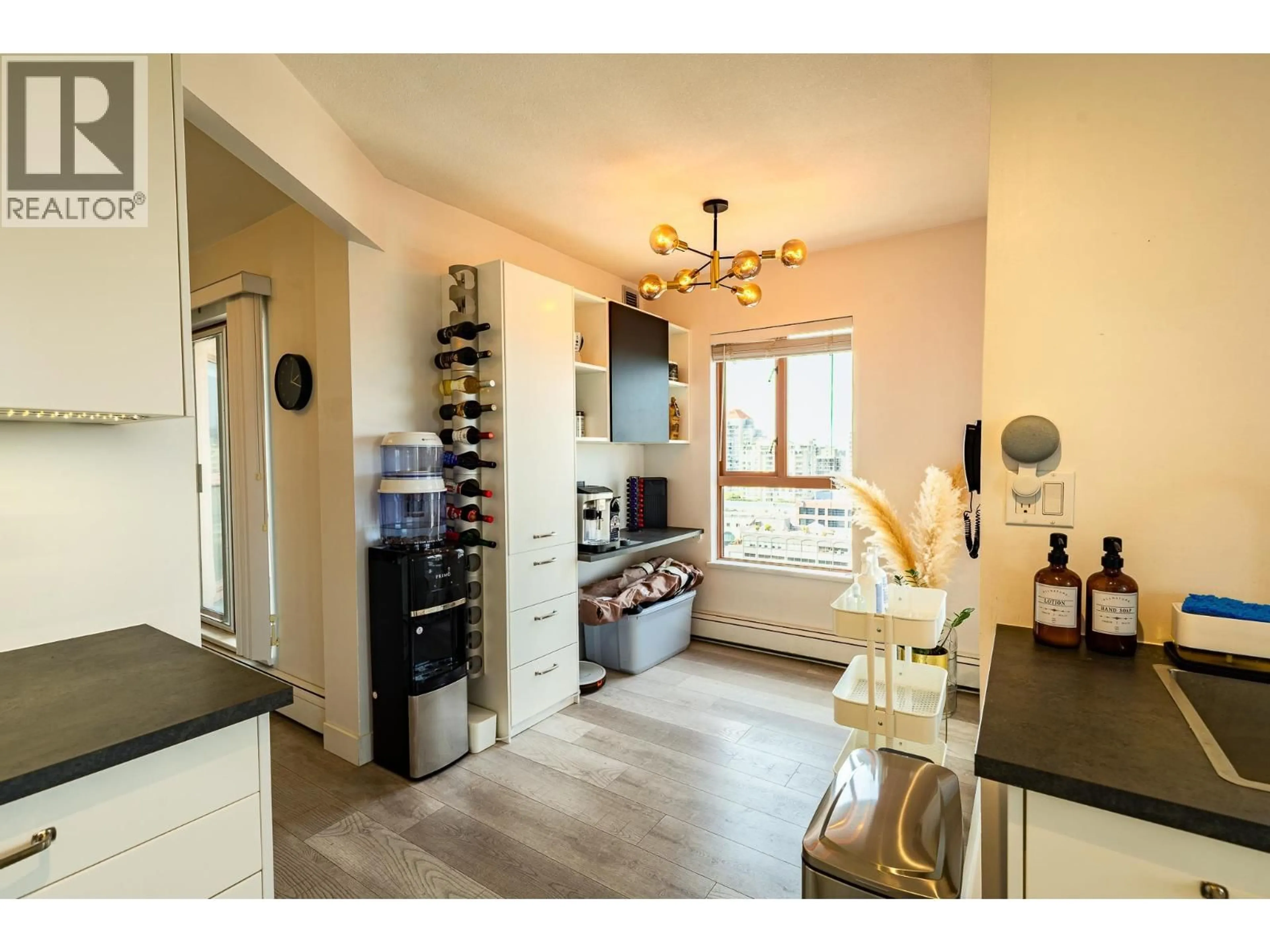 Open concept kitchen, wood/laminate floor for 612 FIFTH AVENUE, New Westminster British Columbia V3M1X5
