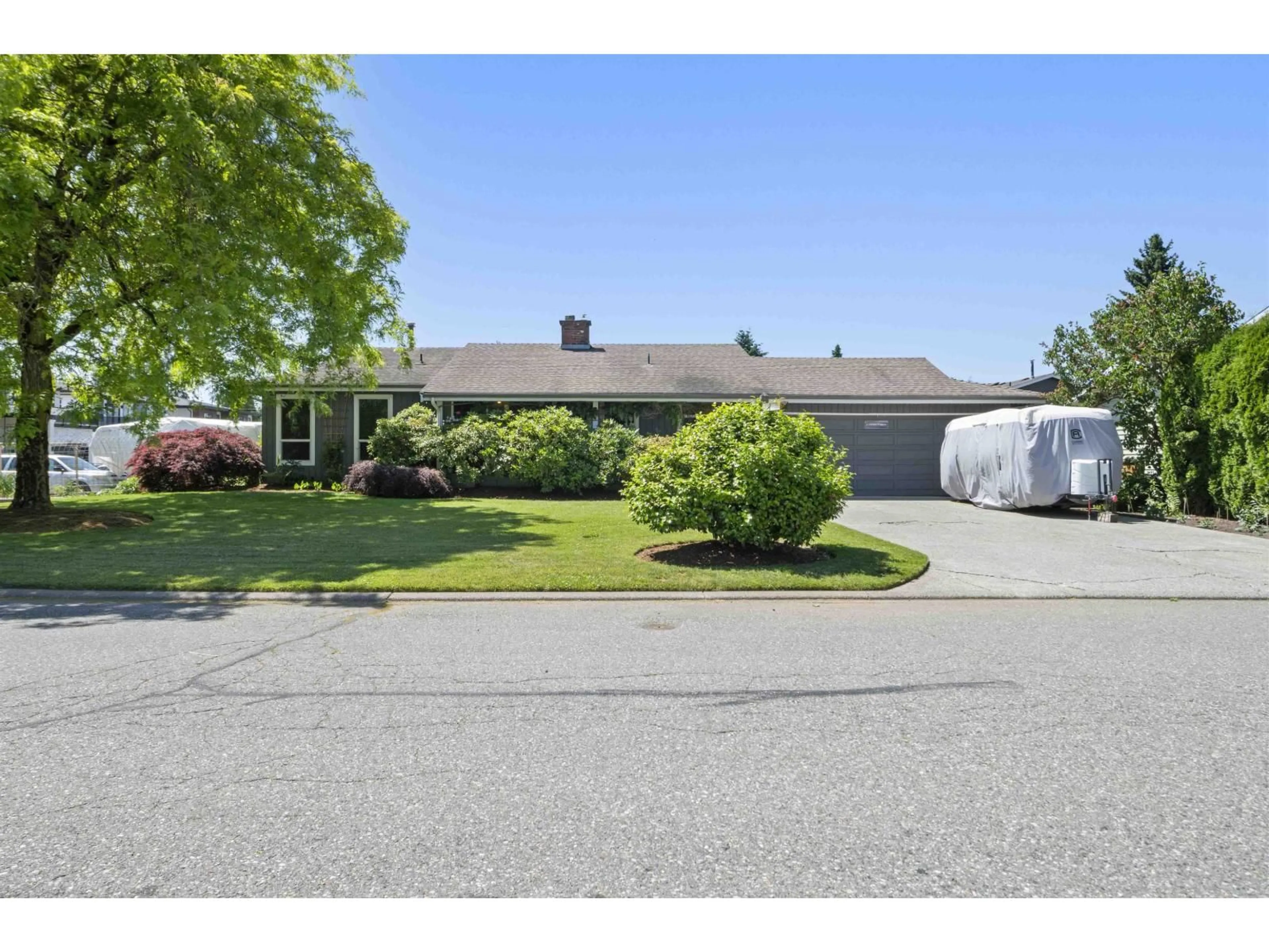 A pic from outside/outdoor area/front of a property/back of a property/a pic from drone, street for 32721 BELLVUE, Abbotsford British Columbia V2S5K3