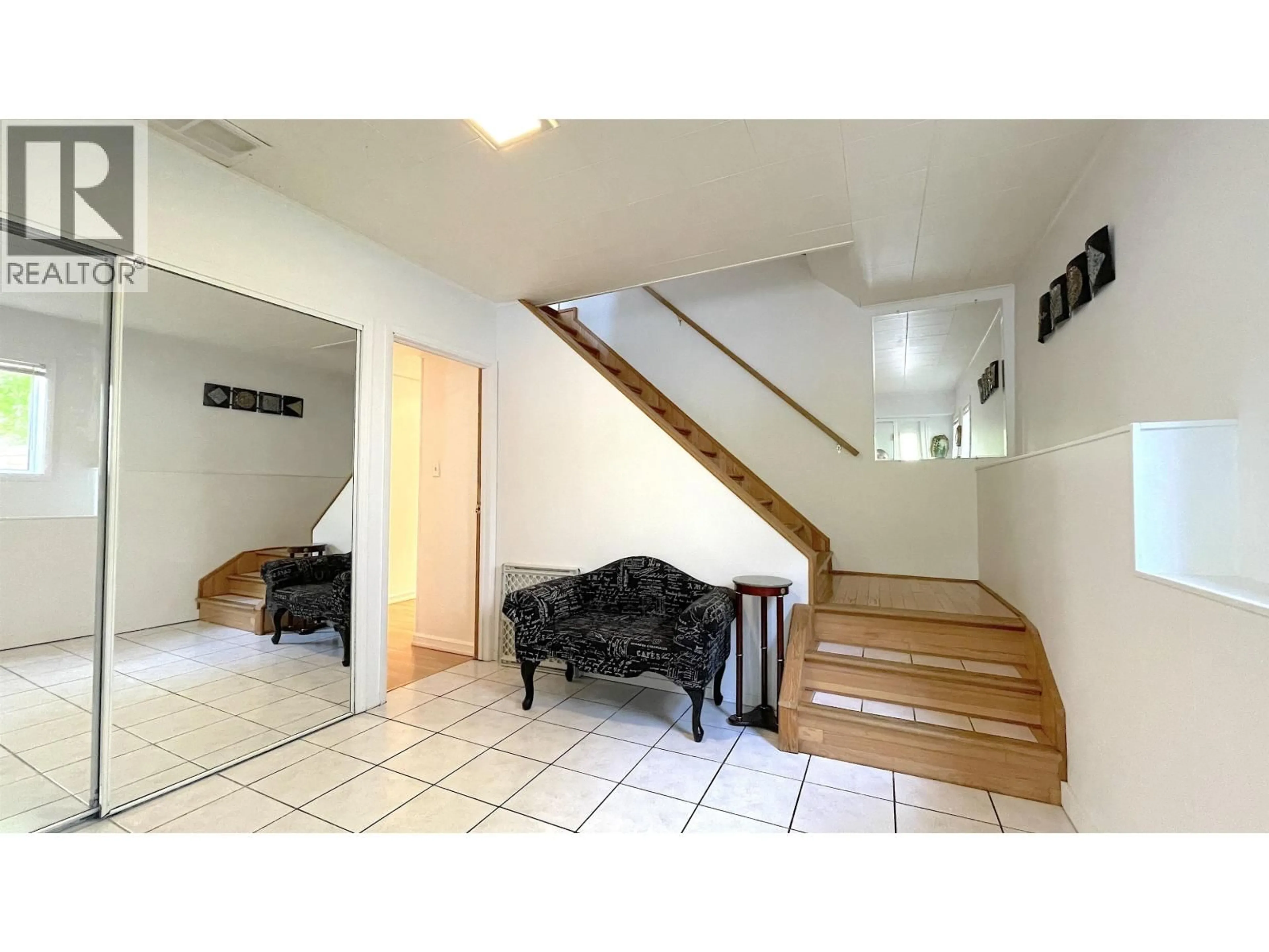 Indoor foyer for 535 4TH AVENUE, Prince Rupert British Columbia V8J1N8