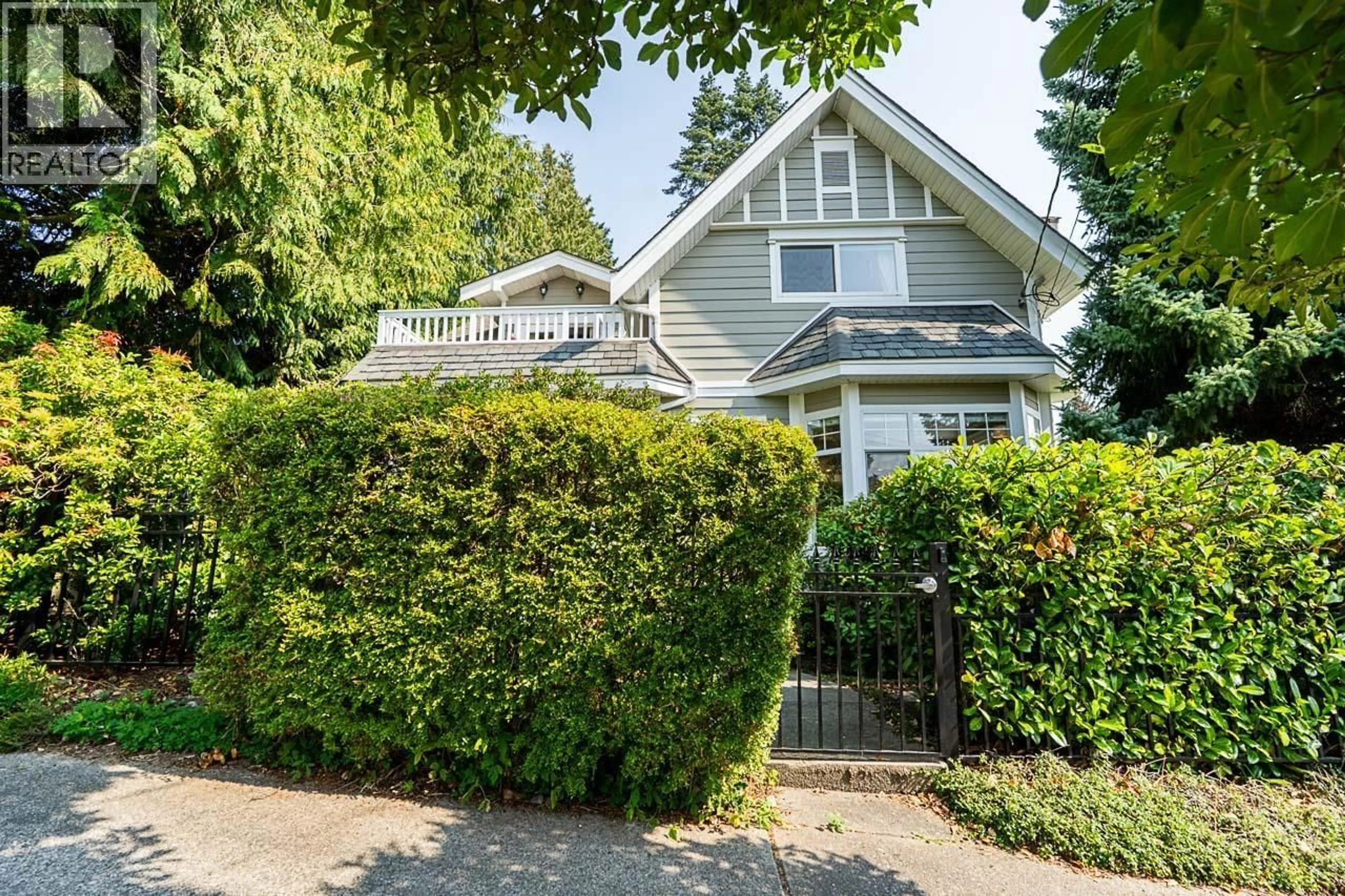 Home with vinyl exterior material, street for 809 FOURTEENTH STREET, New Westminster British Columbia V3M4P5