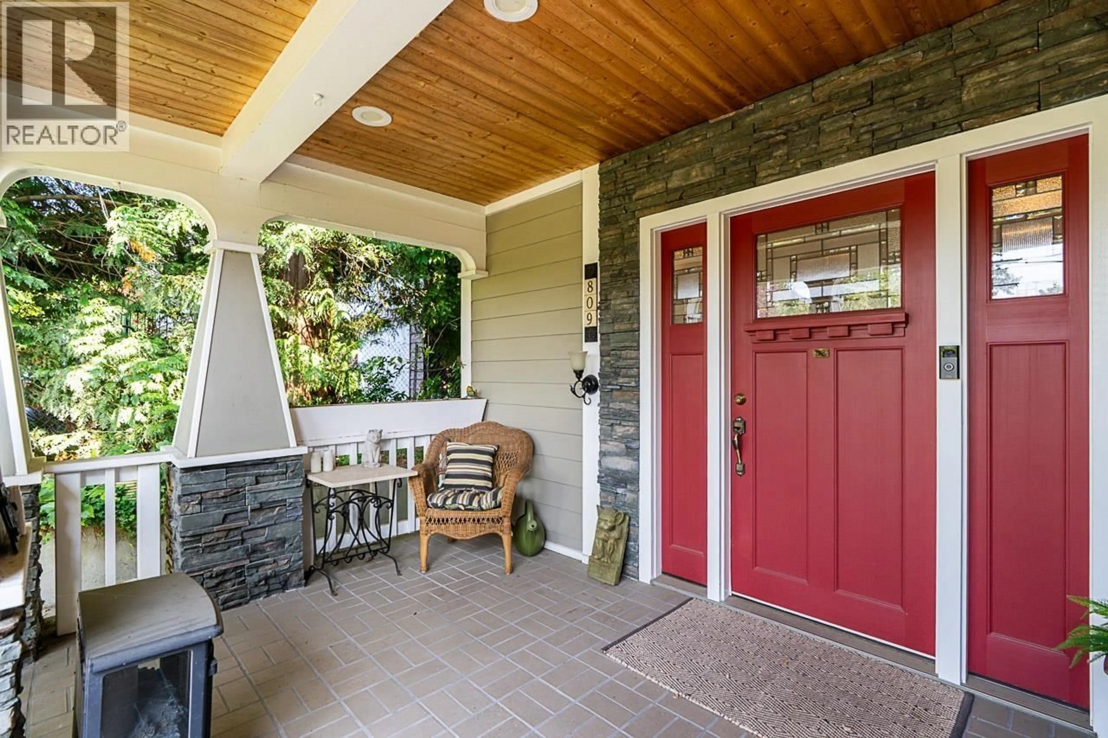Indoor entryway for 809 FOURTEENTH STREET, New Westminster British Columbia V3M4P5