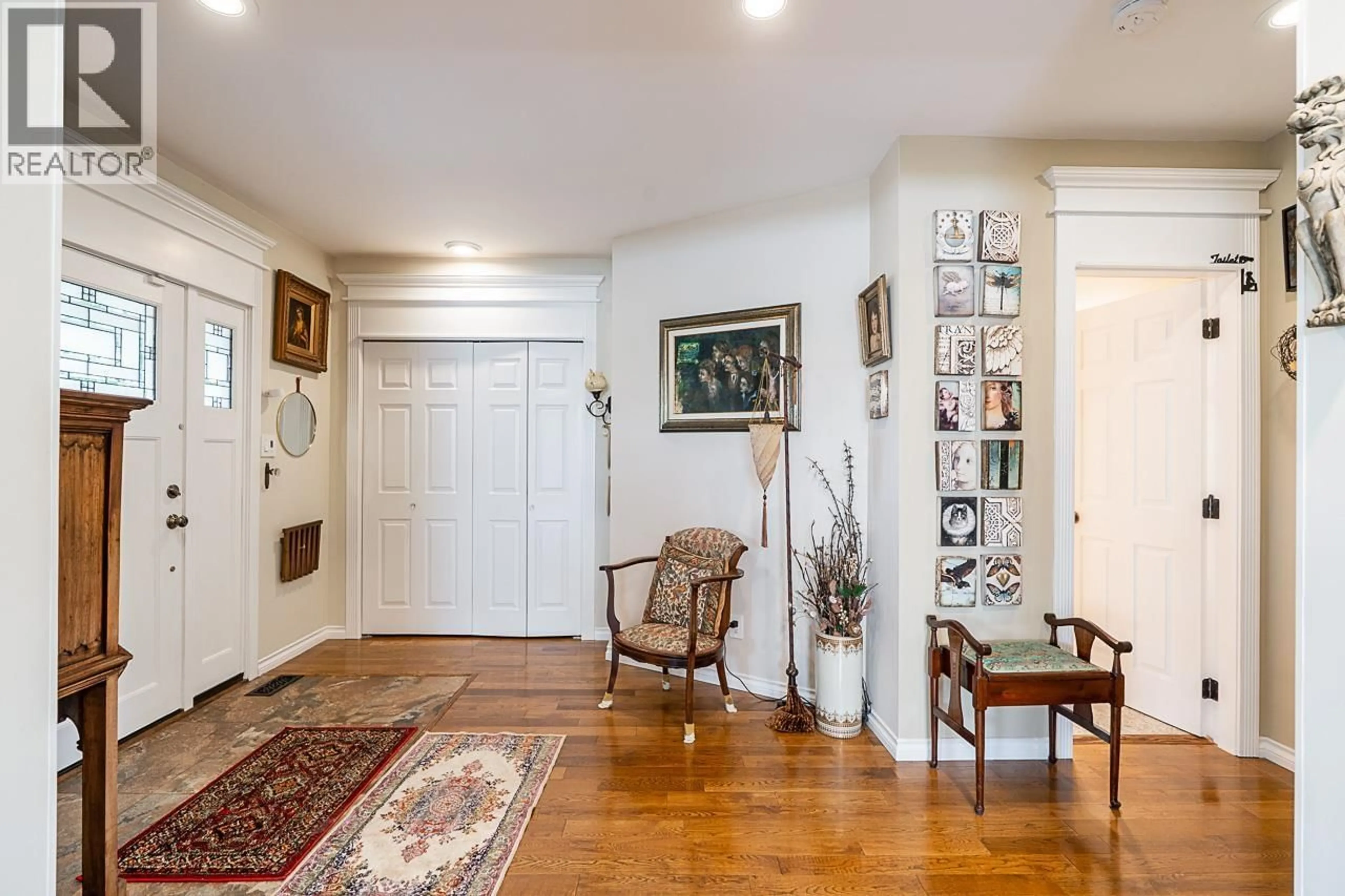 Indoor entryway for 809 FOURTEENTH STREET, New Westminster British Columbia V3M4P5