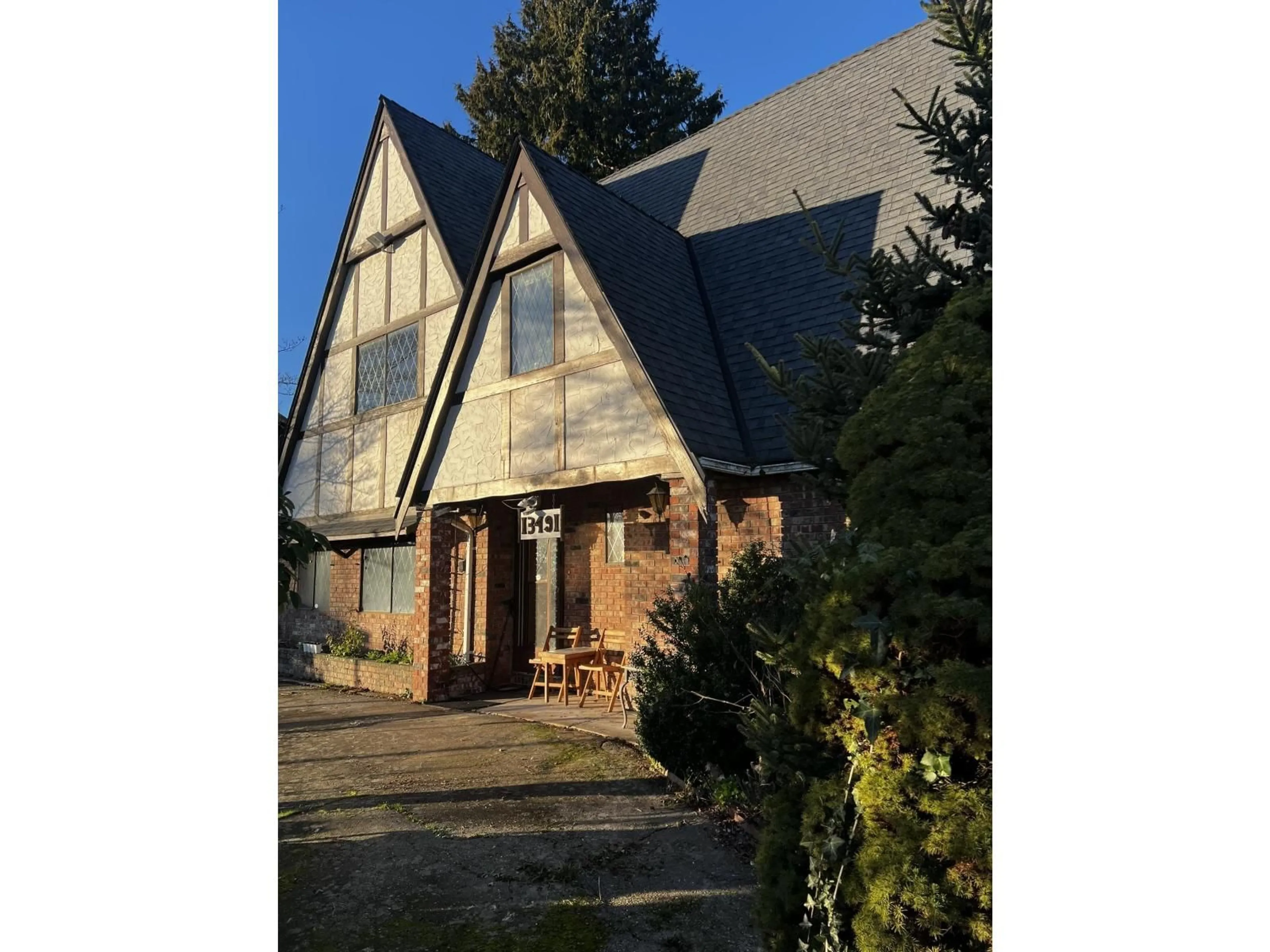 A pic from outside/outdoor area/front of a property/back of a property/a pic from drone, street for 13491 MARINE, Surrey British Columbia V4A1G1
