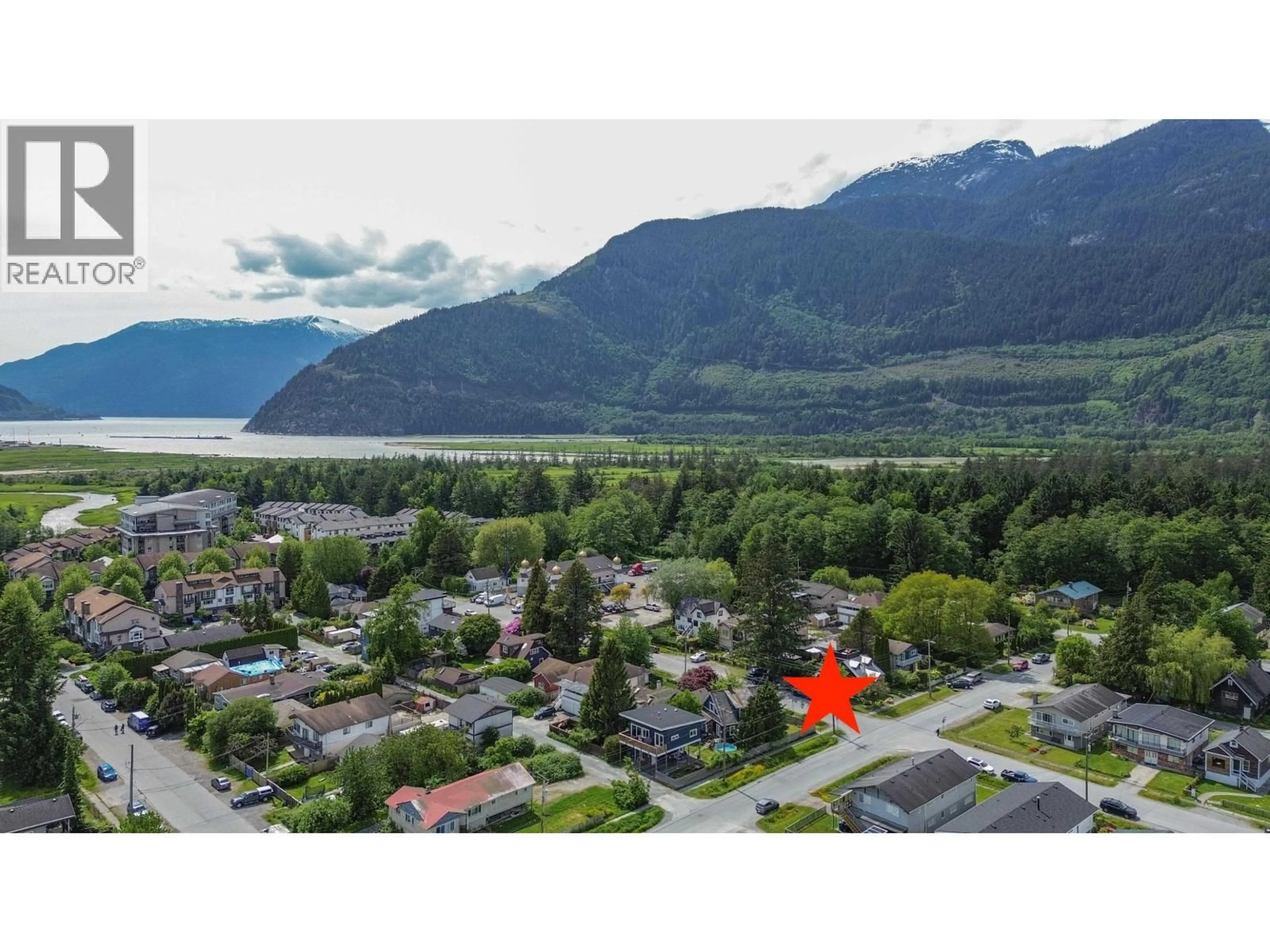 A pic from outside/outdoor area/front of a property/back of a property/a pic from drone, mountain view for 37992 FIFTH AVENUE, Squamish British Columbia V8B0B3