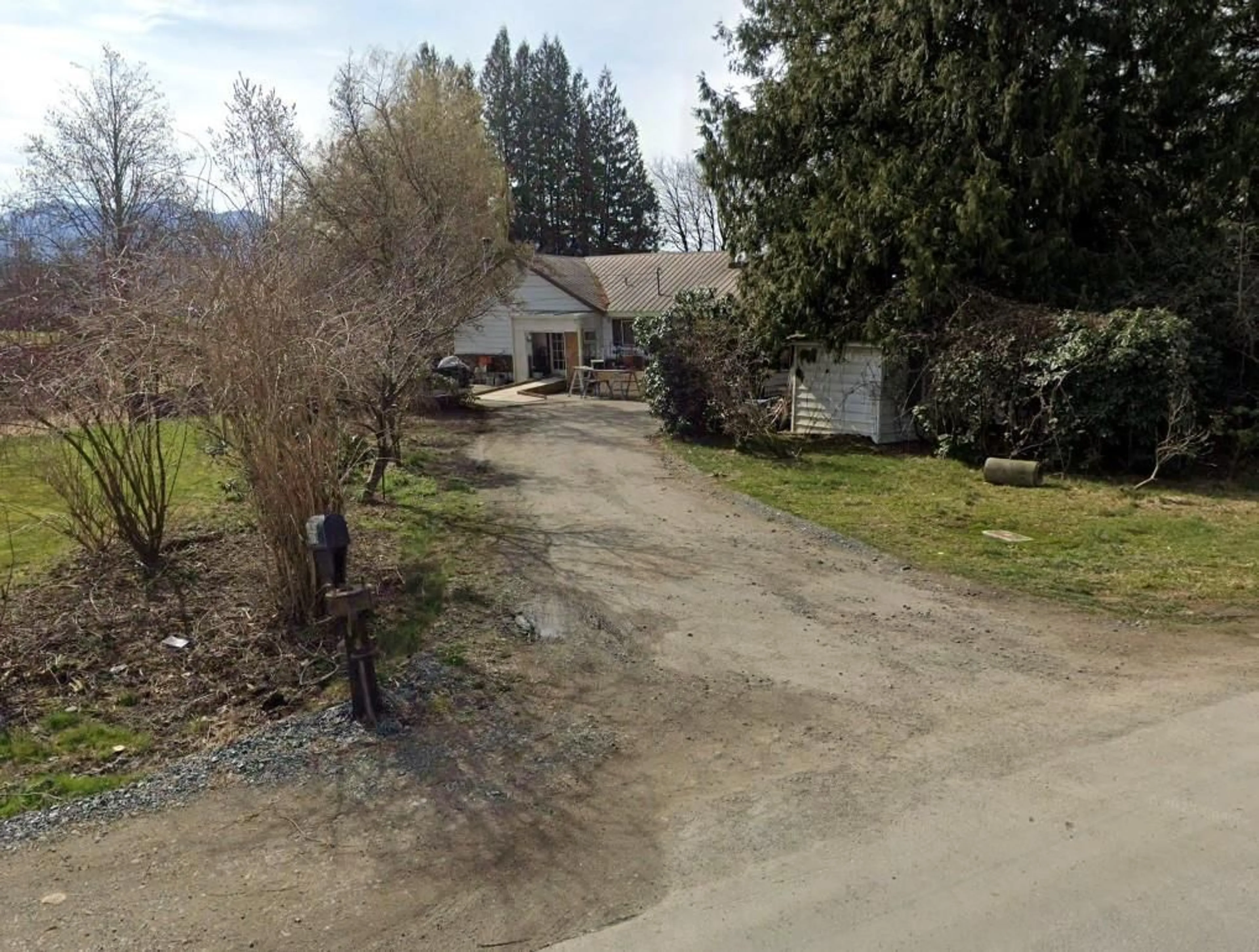 A pic from outside/outdoor area/front of a property/back of a property/a pic from drone, street for 47714 YALE ROAD, Chilliwack British Columbia V2P7N2