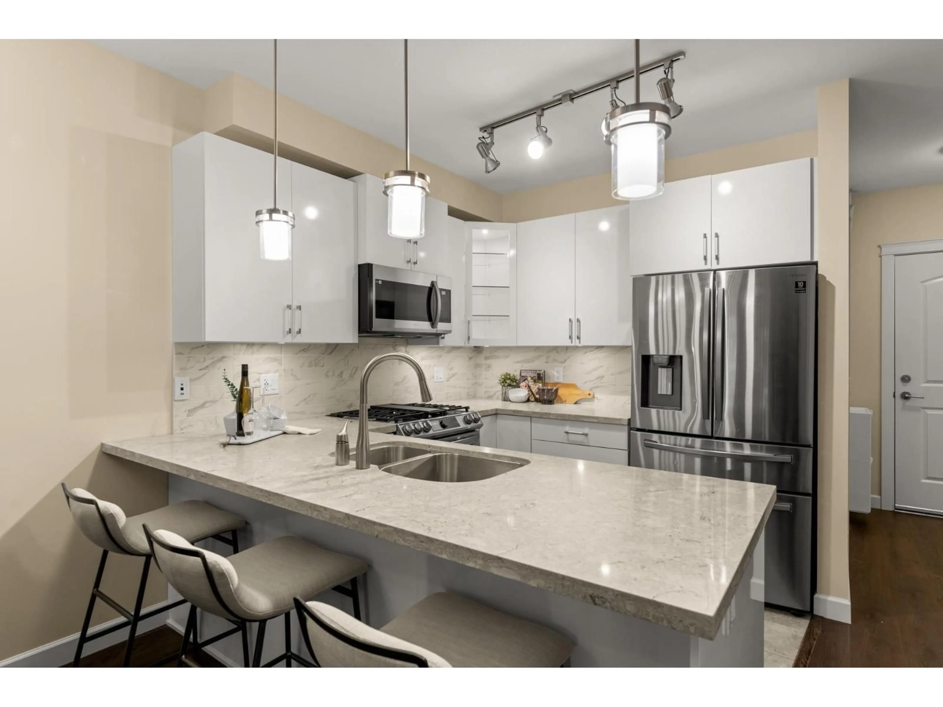 Open concept kitchen, ceramic/tile floor for 210 - 20376 86, Langley British Columbia V2Y3P8
