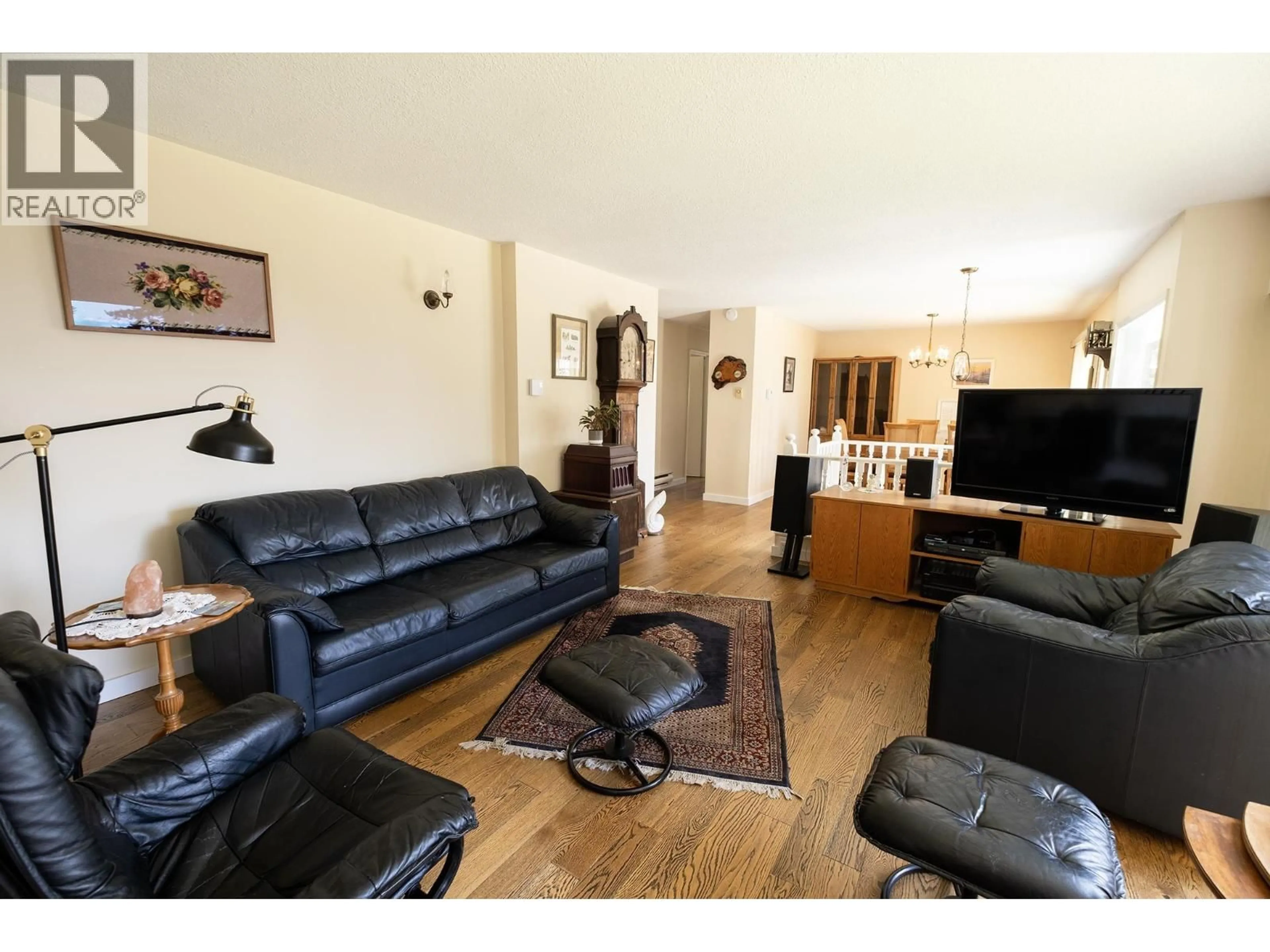 Living room with furniture, wood/laminate floor for 1238 GOWER POINT ROAD, Gibsons British Columbia V0N1V3