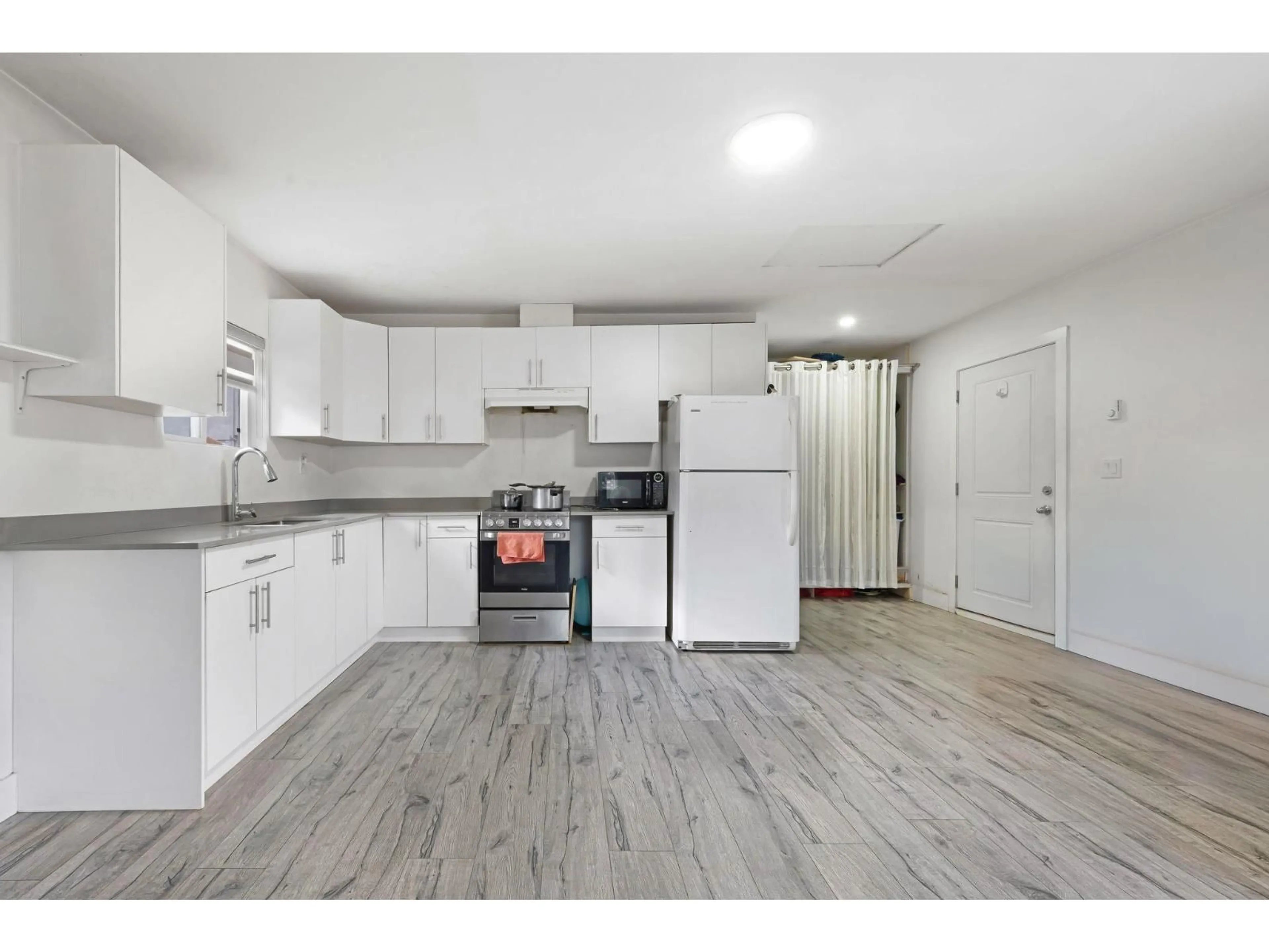 Standard kitchen, unknown for 13090 72, Surrey British Columbia V3W2N2