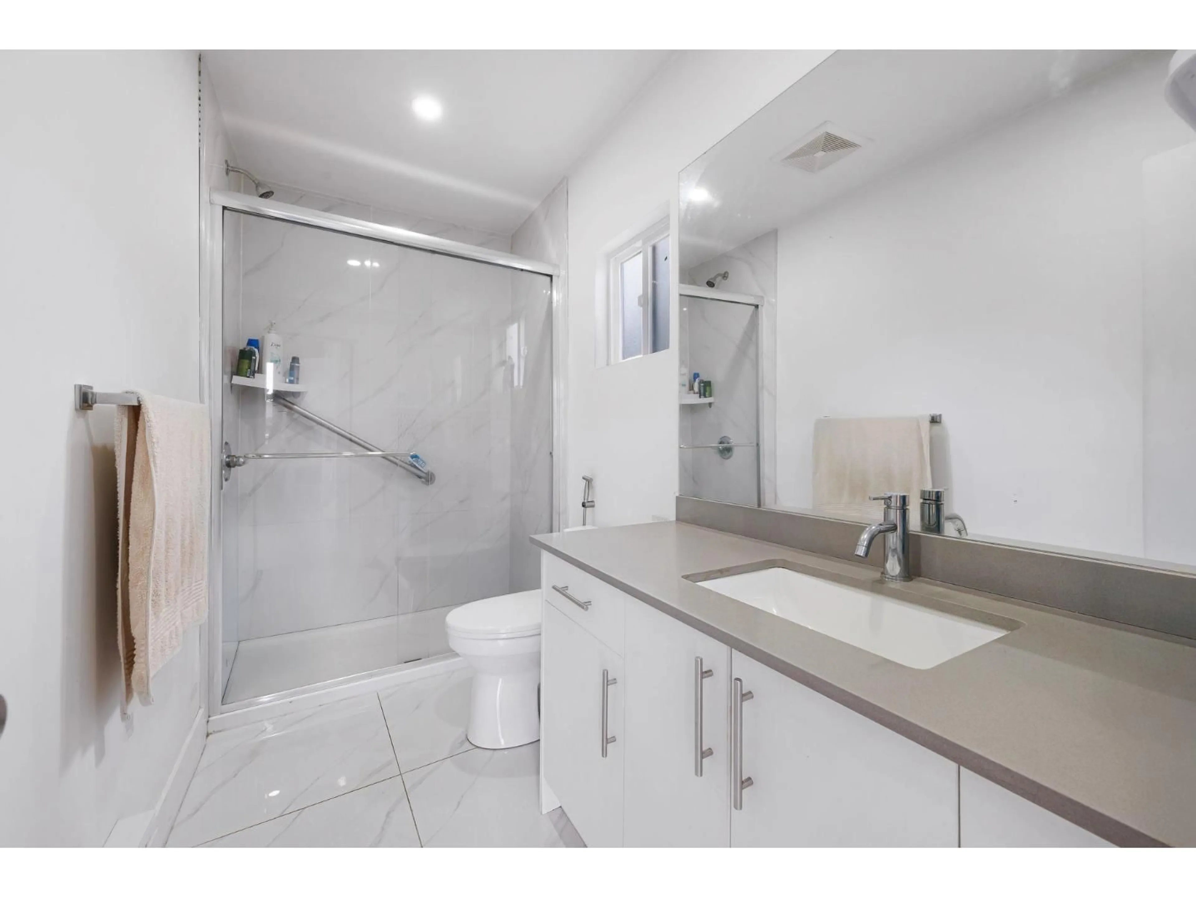 Standard bathroom, ceramic/tile floor for 13090 72, Surrey British Columbia V3W2N2