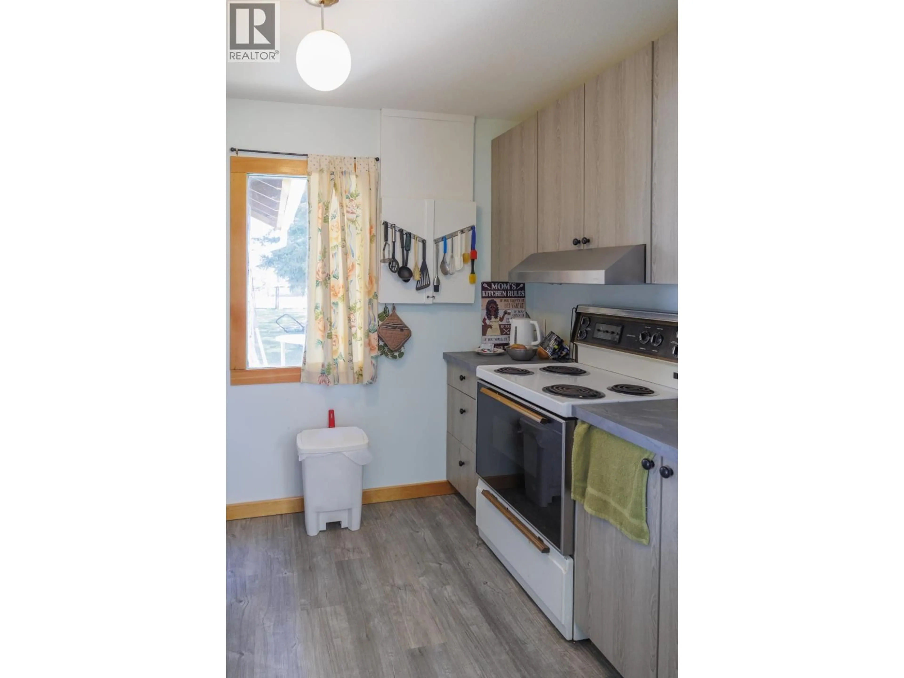 Standard kitchen, wood/laminate floor for 861 2ND AVENUE, McBride British Columbia V0J2E0