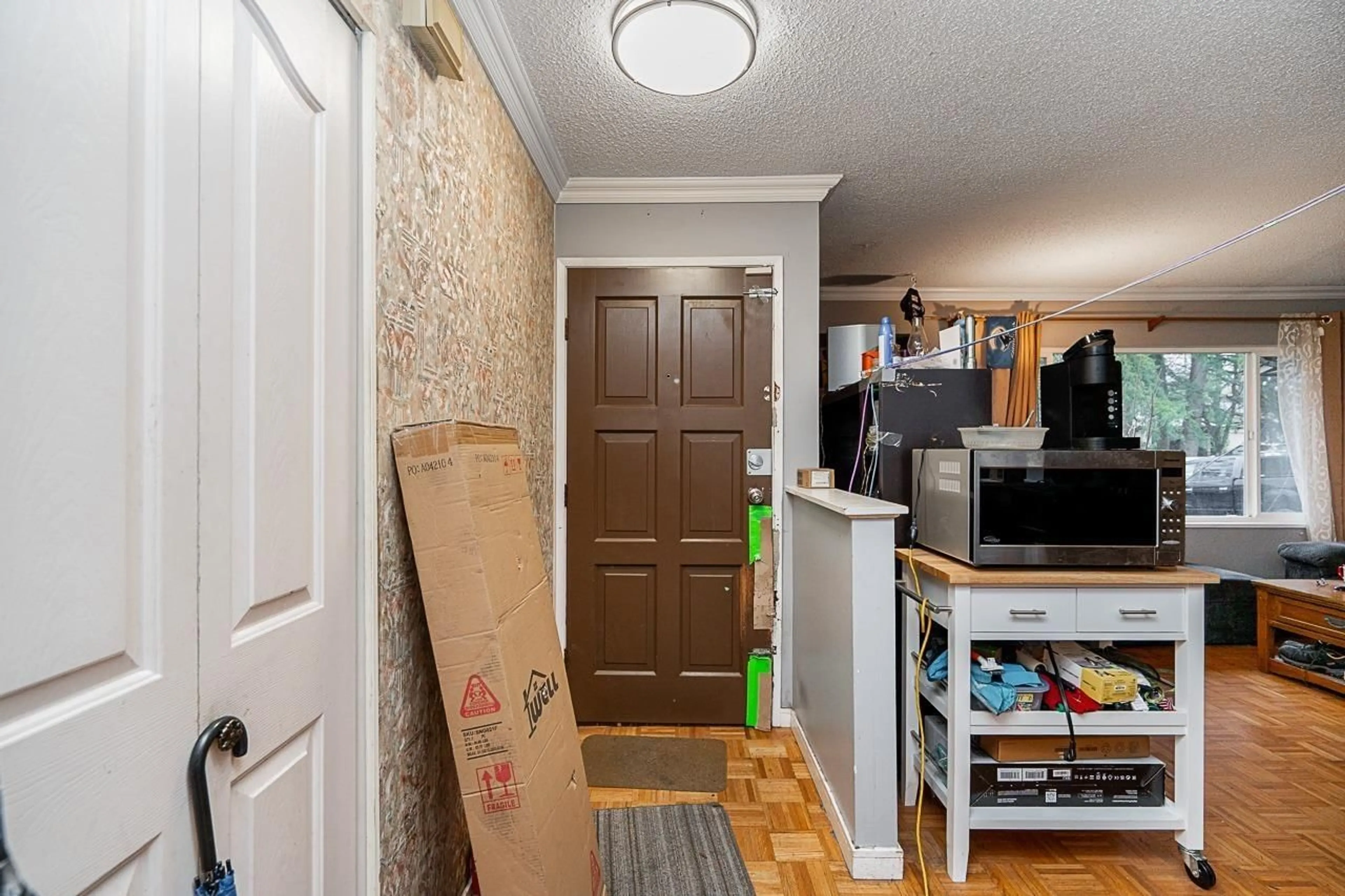 Indoor entryway for 6666 133B, Surrey British Columbia V3W7E9