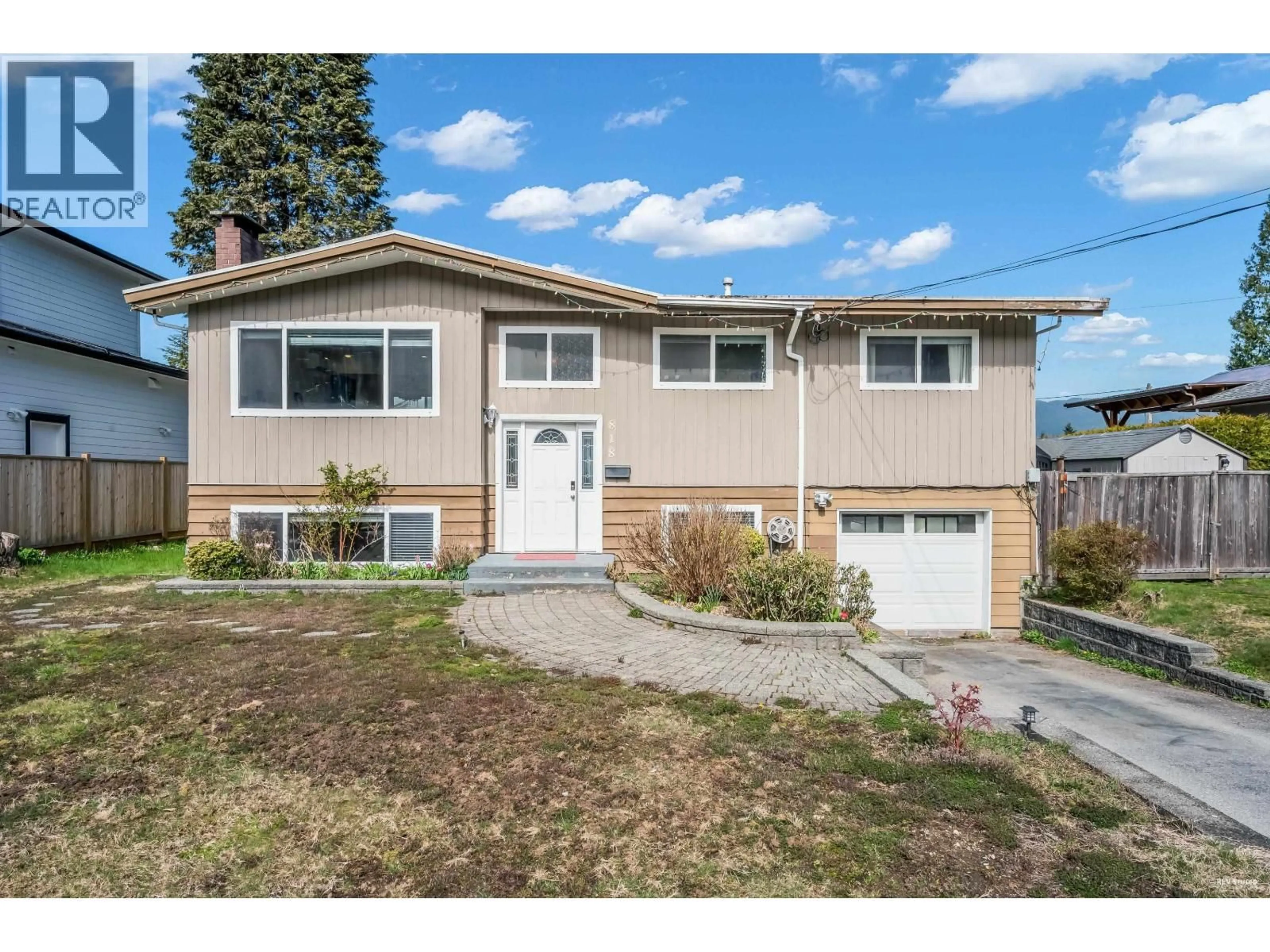 Home with vinyl exterior material, street for 818 SEYMOUR DRIVE, Coquitlam British Columbia V3J6V7