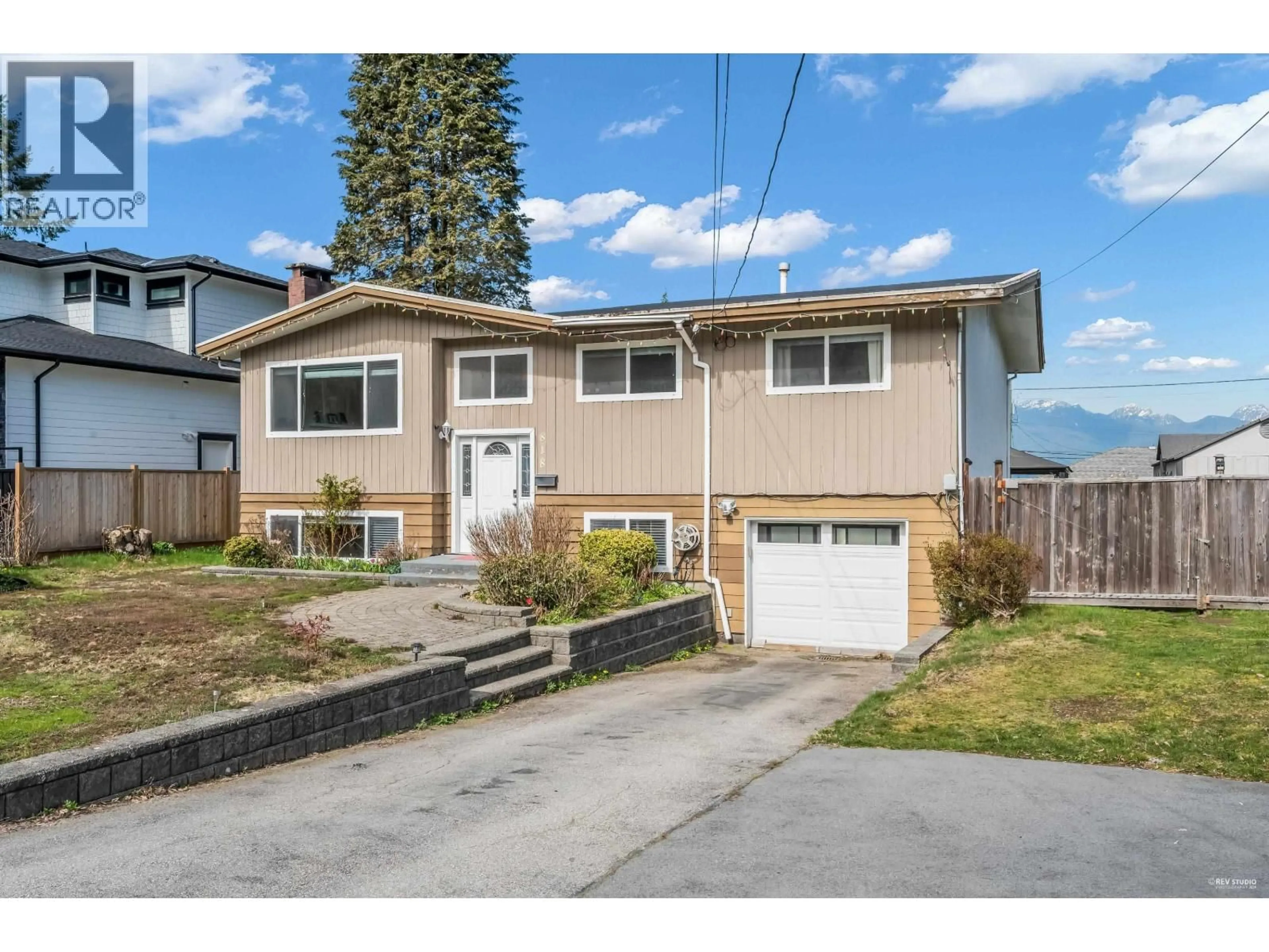 Home with vinyl exterior material, street for 818 SEYMOUR DRIVE, Coquitlam British Columbia V3J6V7