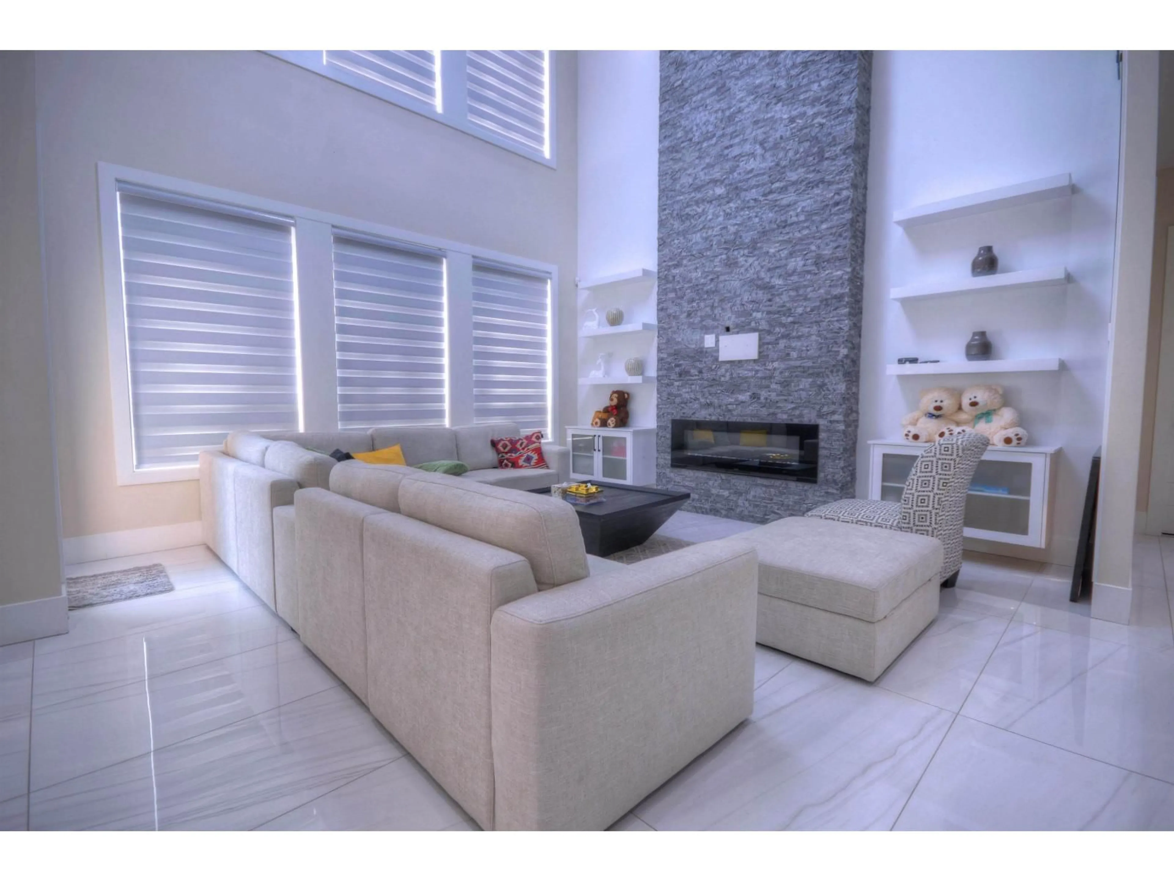 Living room with furniture, ceramic/tile floor for 14232 114, Surrey British Columbia V3R5H3