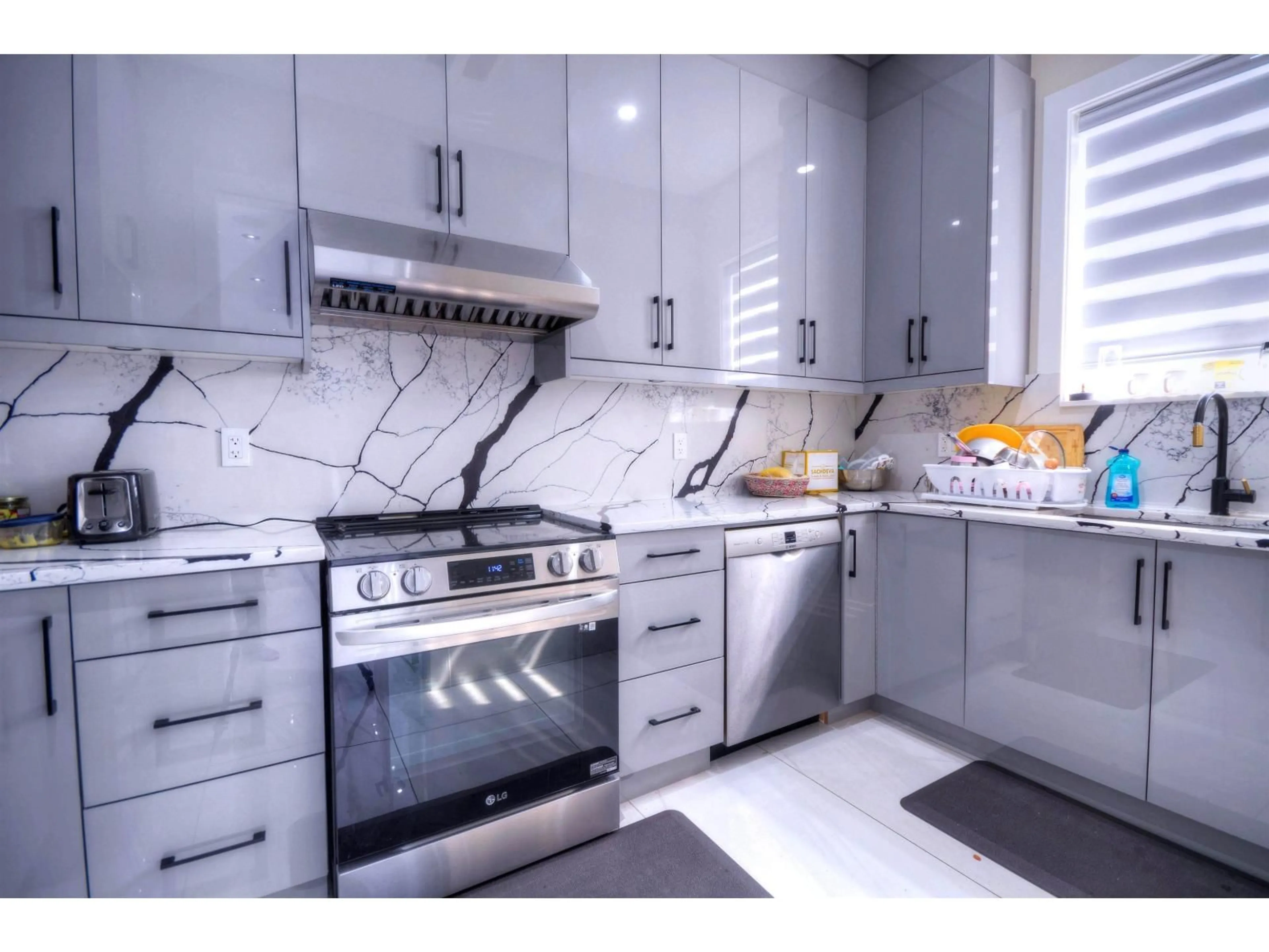 Contemporary kitchen, ceramic/tile floor for 14232 114, Surrey British Columbia V3R5H3